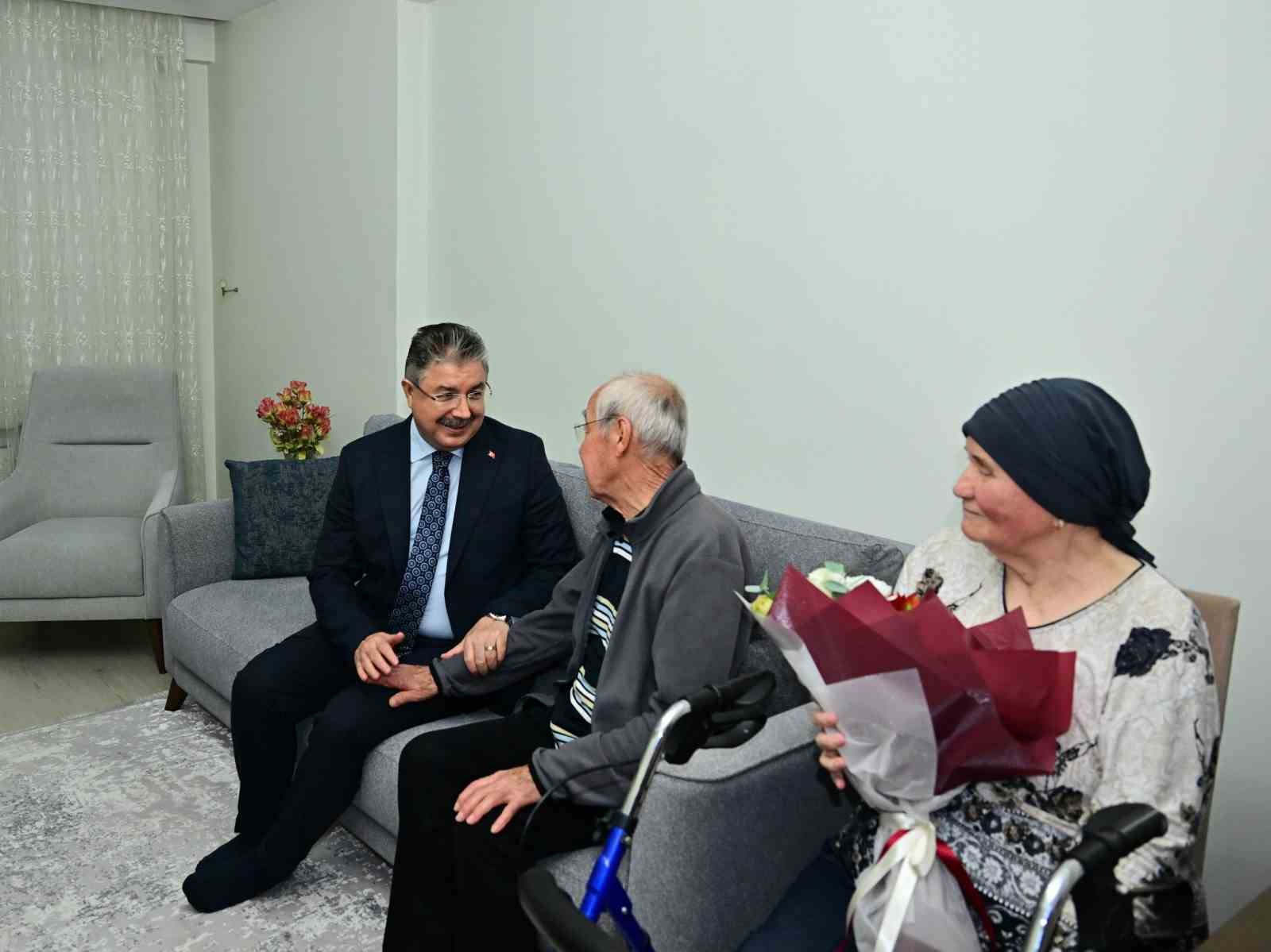 ESKİŞEHİR VALİSİ DR. ERDİNÇ YILMAZ, 1 EKİM DÜNYA YAŞLILAR GÜNÜ DOLAYISIYLA ŞÜKRAN ERDOĞAN VE AİLESİNİ EVLERİNDE ZİYARET ETTİ.