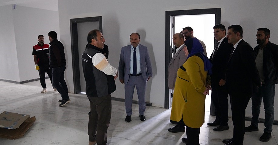 ERZURUM TEKNİK ÜNİVERSİTESİ (ETÜ) REKTÖRÜ PROF. DR. BÜLENT ÇAKMAK, ÜNİVERSİTE ÜST YÖNETİMİYLE BİRLİKTE 2026-2027 AKADEMİK YILI’NIN BAŞLAMASIYLA SPOR BİLİMLERİ FAKÜLTESİNİ ZİYARET EDEREK YÜRÜTÜLEN ÇALIŞMALARI YERİNDE İNCELEDİ.