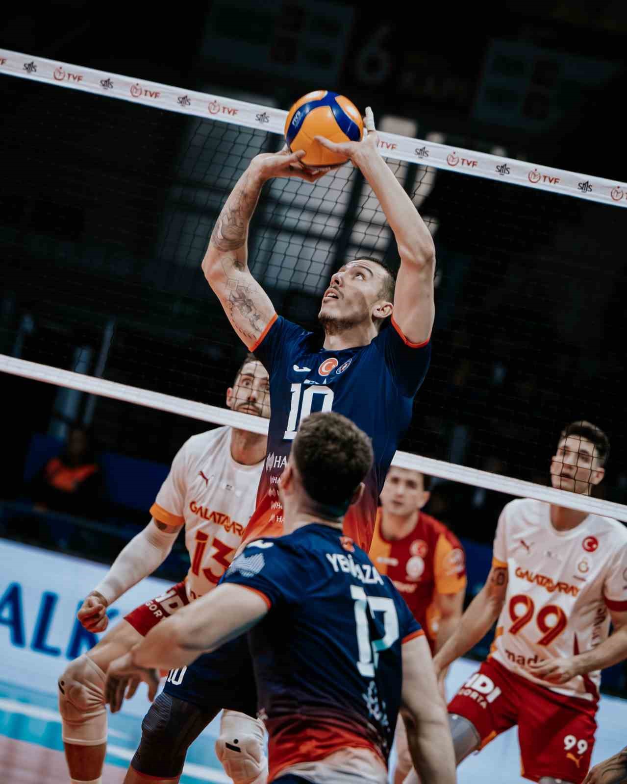EFELER LİGİ’NİN İLK HAFTASINDA HALKBANK, SAHASINDA GALATASARAY'I 3-1 MAĞLUP ETTİ.