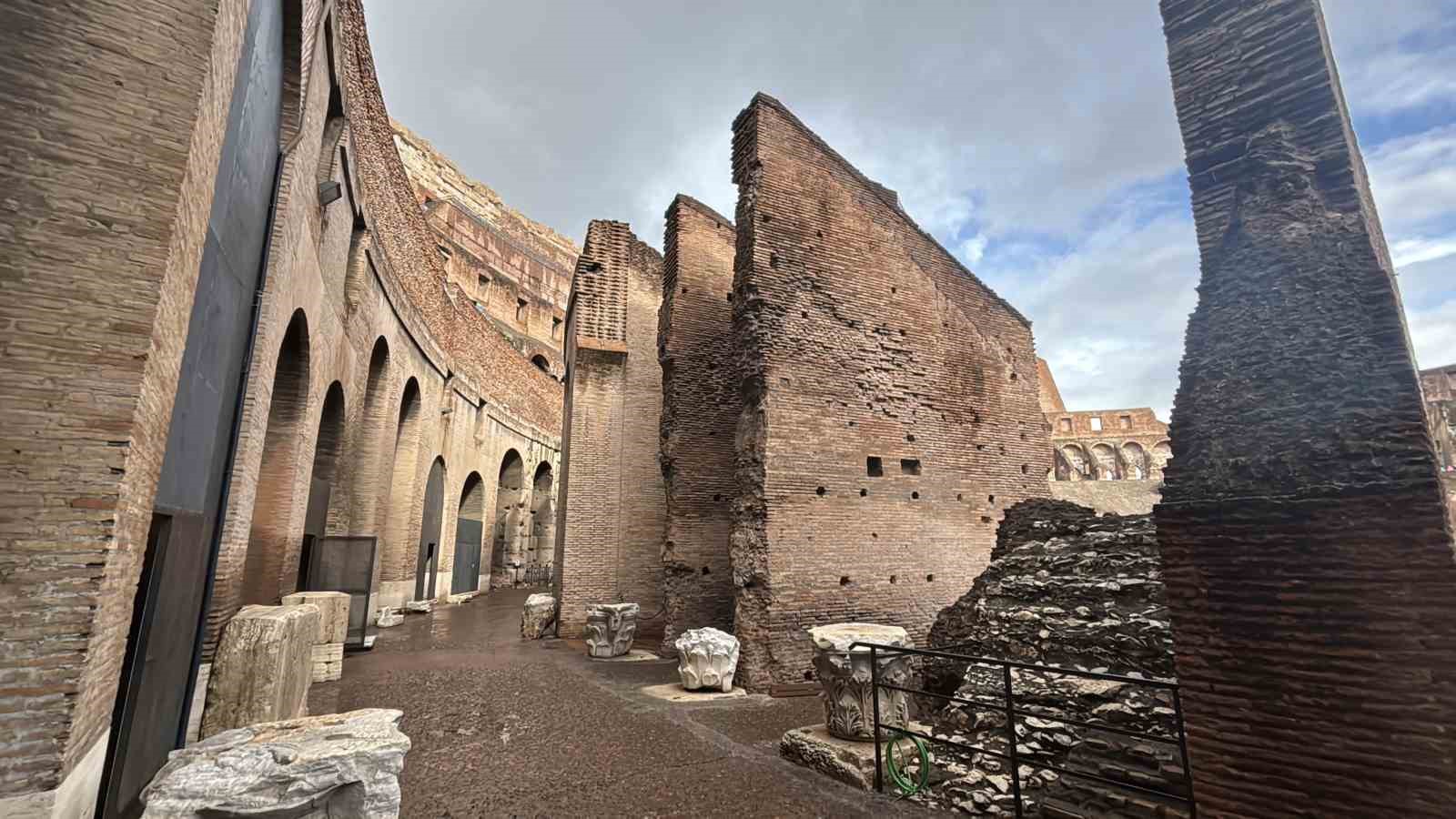 TROYA SAVAŞLARI'NIN YAŞANDIĞI TROYA ÖREN YERİ'NDEN ÇIKAN ESERLER, ROMA'NIN DÜNYACA ÜNLÜ SİMGE YAPISI OLAN KOLEZYUM'DAKİ 'TROİA VE ROMA: ANTİK AKDENİZ'İN MİTLERİ, EFSANELERİ VE HİKAYELERİ' SERGİSİNDE SERGİLENDİ.