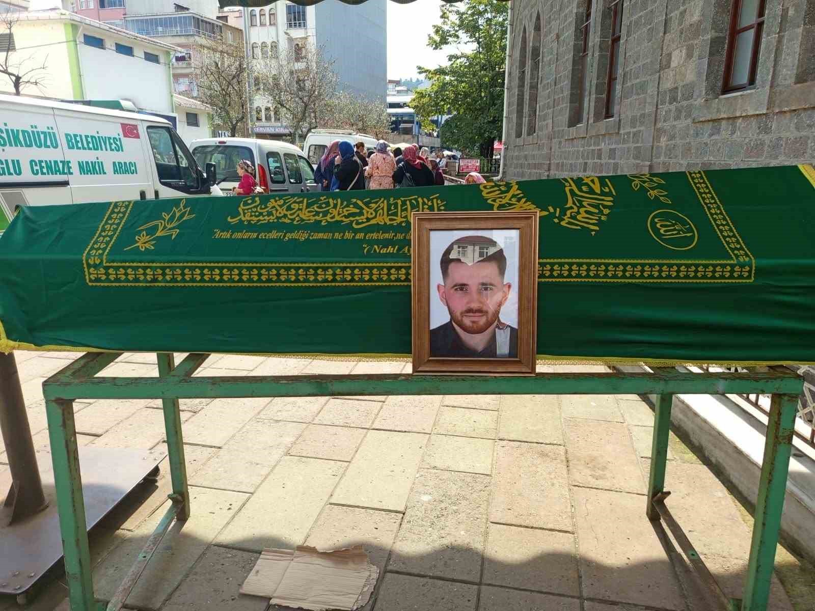 İSTANBUL YEŞİLKÖY'DE ÖNCEKİ GÜN GEÇİRDİĞİ TRAFİK KAZASINDA HAYATINI KAYBEDEN GENÇ BUGÜN TRABZON'UN BEŞİKDÜZÜ İLÇESİNDE SON YOLCULUĞUNA UĞURLANDI.