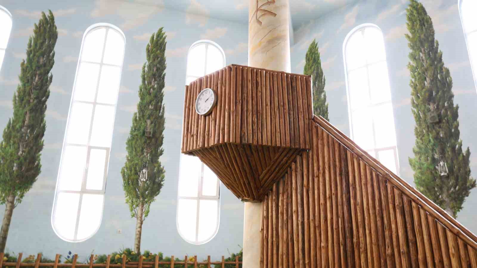 KIRŞEHİR’DE İÇ MİMARİSİ VE CENNET TASVİRLERİYLE DİKKAT ÇEKEN HAMİDİYE CAMİİ, SOSYAL MEDYA FENOMENLERİNİN YANI SIRA VATANDAŞLARIN DA İLGİSİNİ ÇEKİYOR.