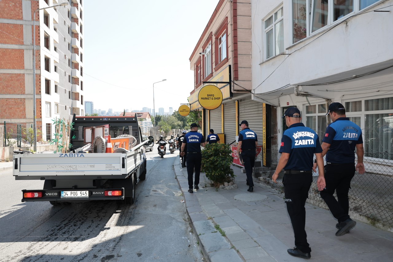KÜÇÜKÇEKMECE’DE ZABITA EKİPLERİ VATANDAŞLARIN KALDIRIMLARI VE YOLLARI GÜVENLİ VE RAHAT BİR ŞEKİLDE KULLANABİLMESİNİ SAĞLAMAK AMACIYLA DENETİMLERİNİ SIKLAŞTIRDI.