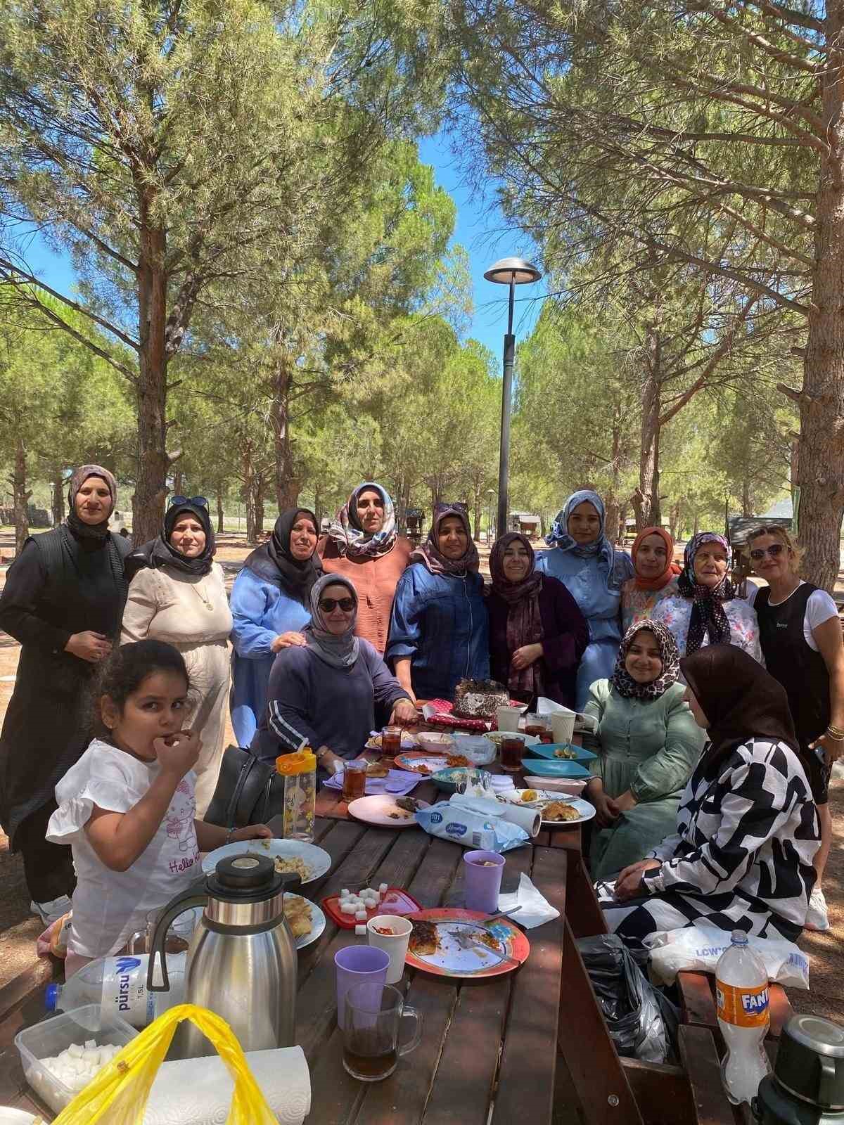 PİKNİKTE BULUŞTULAR