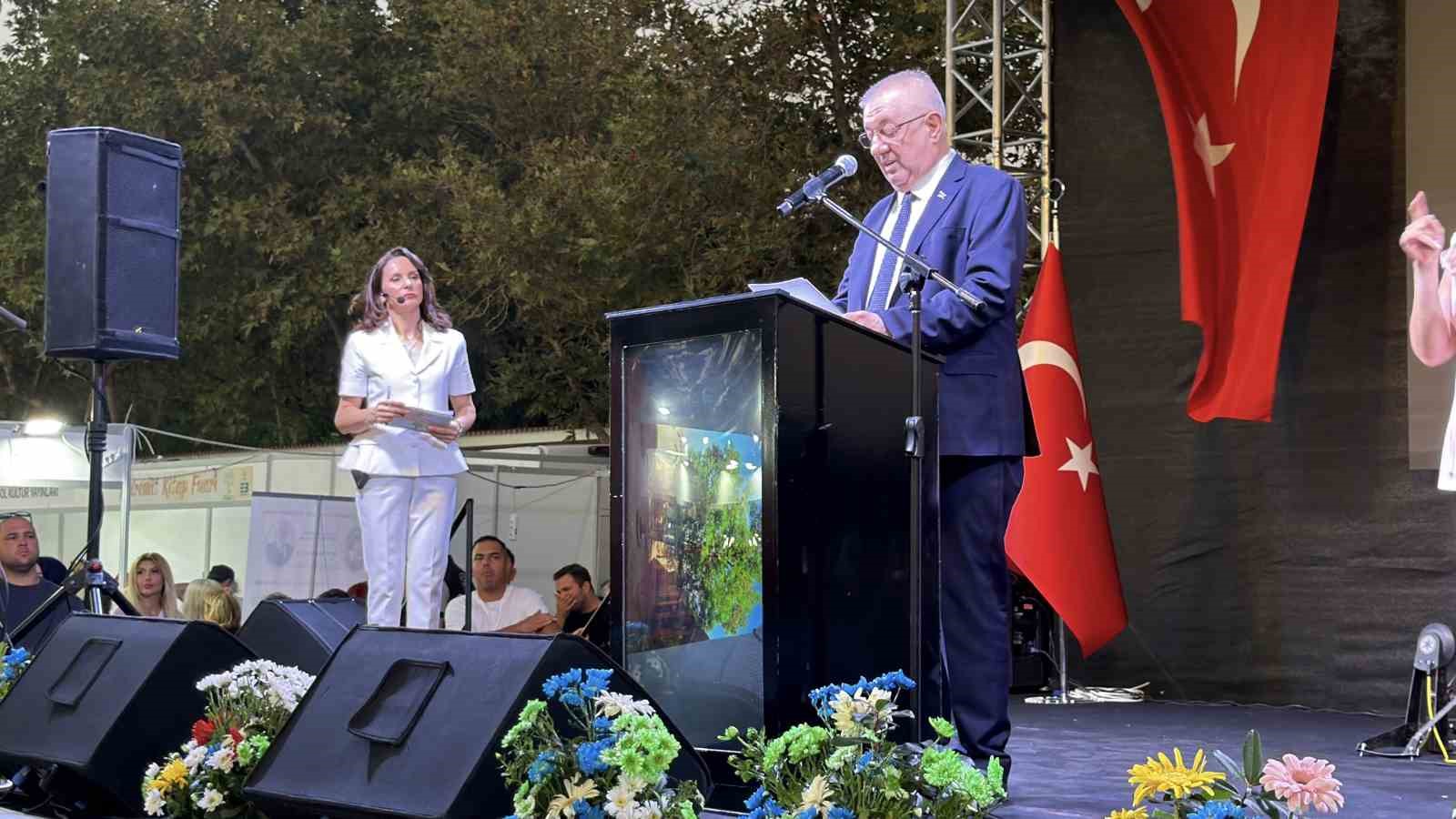 BALIKESİR’İN EDREMİT BELEDİYESİ TARAFINDAN "ÖLMEZ AĞACIN GÖLGESİNDE KİTAP" TEMASIYLA DÜZENLENEN 8. EDREMİT KİTAP FUARI BAŞLADI.  YAKLAŞIK 380 YAZAR, ŞAİR, GAZETECİ, AKADEMİSYEN, BELEDİYE BAŞKANI VE MİLLETVEKİLİ İLE 145 YAYINEVİNİN YER ALDIĞI FUAR, 23 AĞUSTOS PAZAR GÜNÜNE KADAR ZİYARETÇİLERİNİ AĞIRLAYACAK.