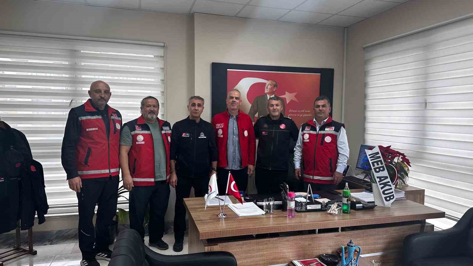 DÜZCE MEB AKUB EKİBİ, DÜZCE BELEDİYESİ İTFAİYE MÜDÜRLÜĞÜ İLE BİR ARAYA GELEREK AFETLERLE MÜCADELE KAPSAMINDA YÜRÜTÜLEN ORTAK ÇALIŞMALARI DEĞERLENDİRDİ. GÖRÜŞMEDE OKULLARDA GERÇEKLEŞTİRİLEN EĞİTİM VE TATBİKATLAR DA ELE ALINDI.