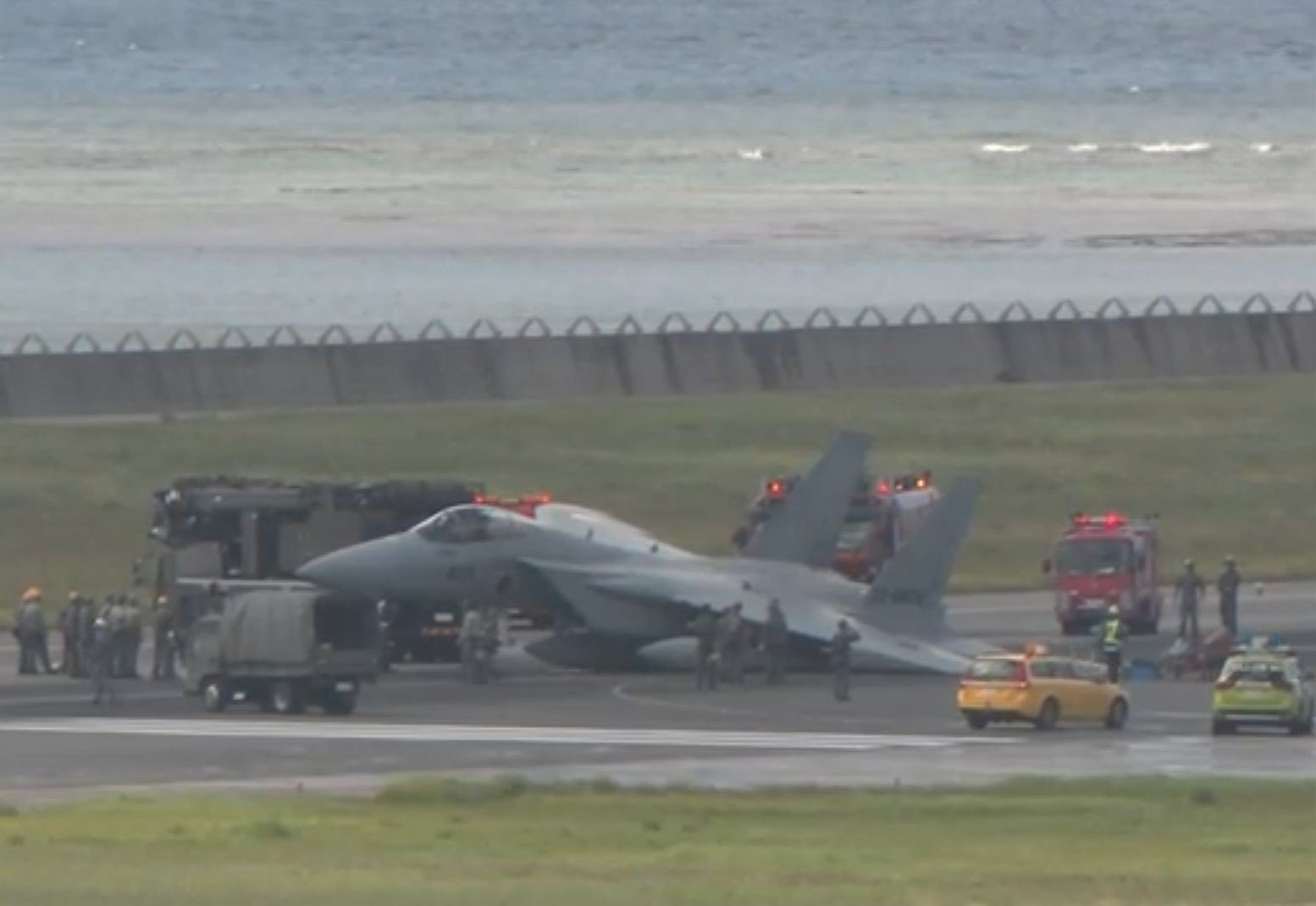 JAPONYA ÖZ SAVUNMA KUVVETLERİ’NE (SDF) AİT BİR F-15 SAVAŞ UÇAĞI, OKİNAWA EYALETİNDEKİ NAHA HAVALİMANI'NA ACİL İNİŞ YAPTIKTAN SONRA SOL KANADININ ÜZERİNE YATARAK PİSTTE MAHSUR KALDI.