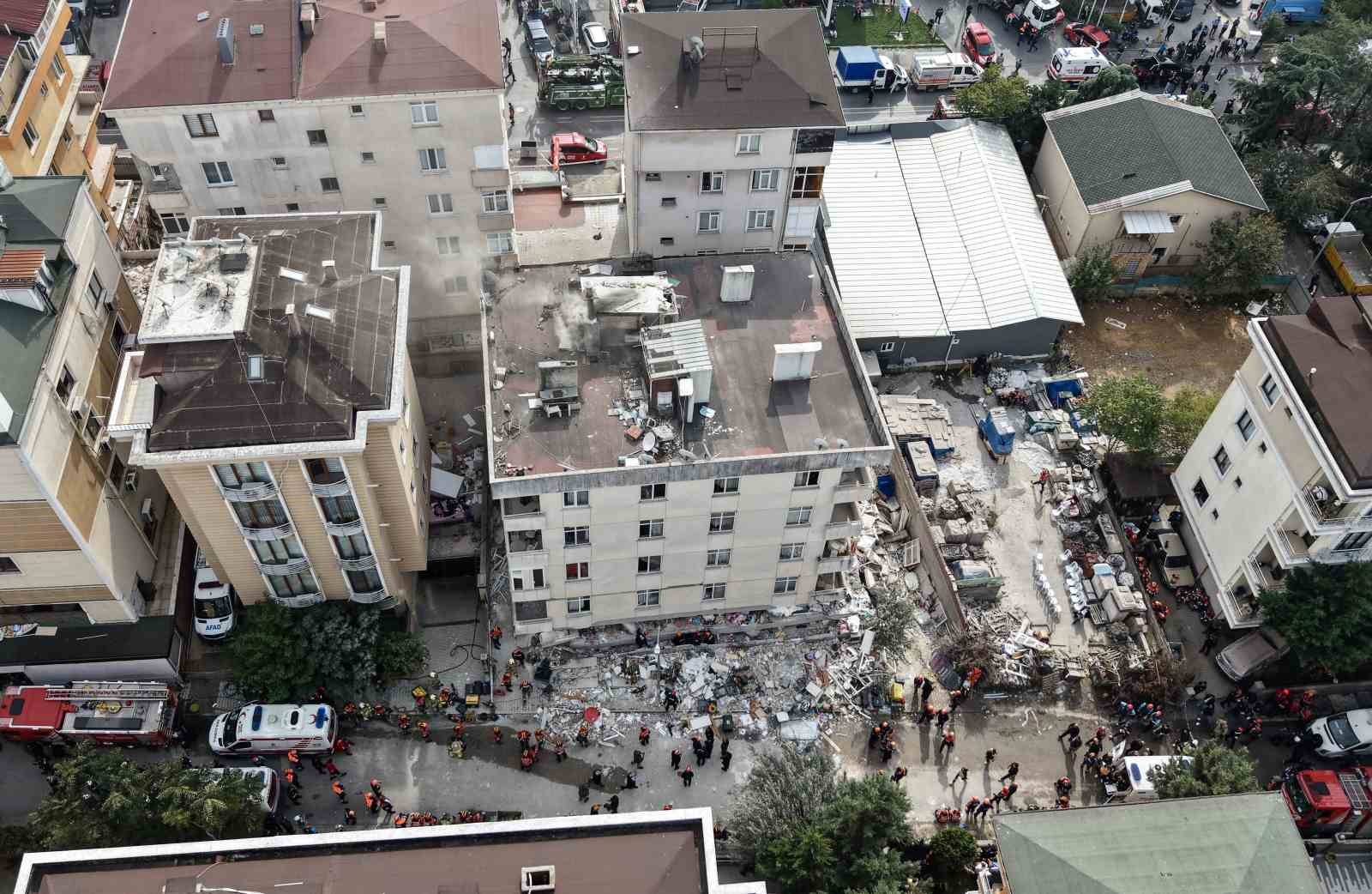 MALTEPE’DE 7 KATLI BİR BİNANIN ZEMİN ÜSTÜ 3 KATI ÇÖKTÜ