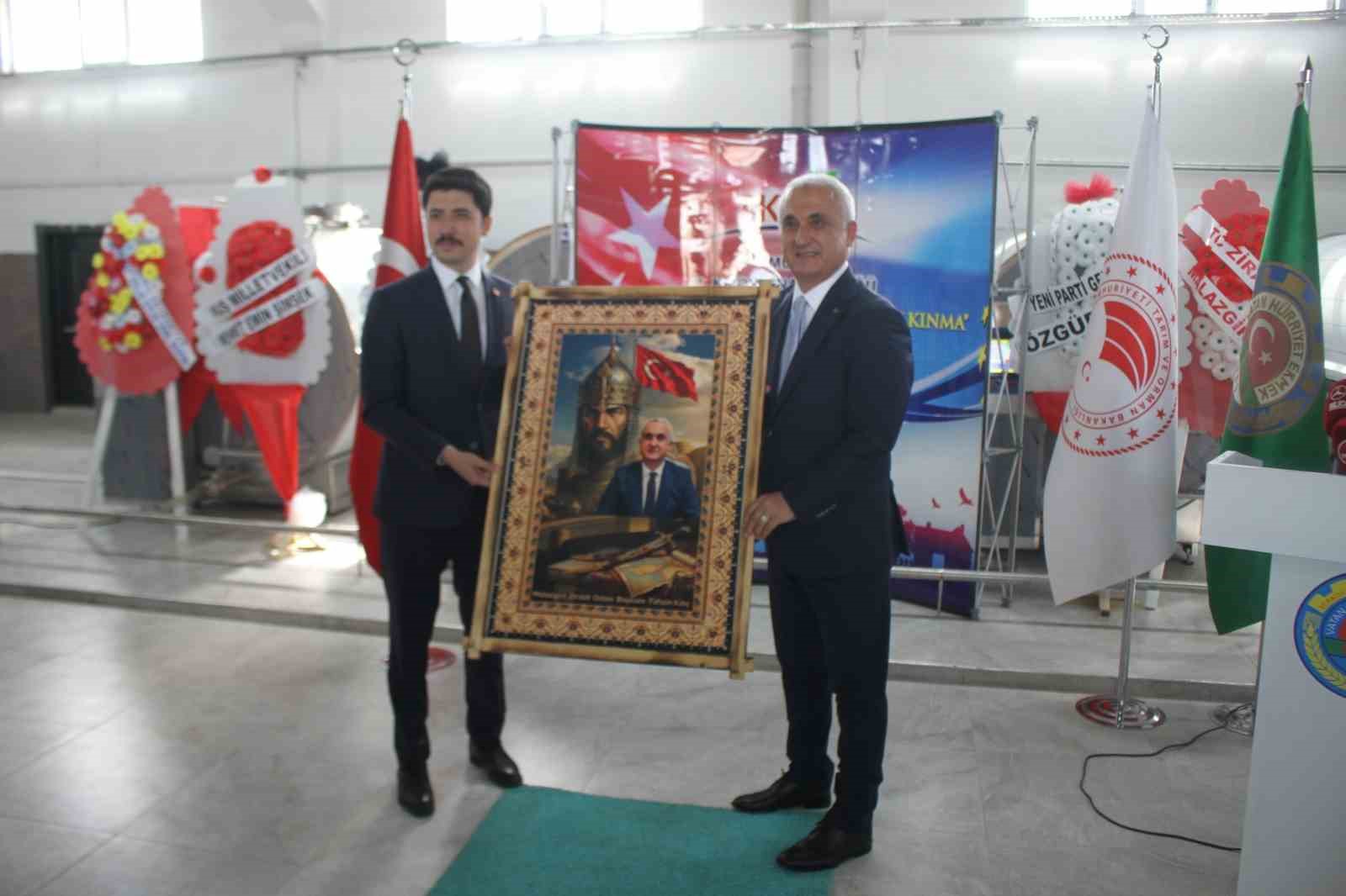 MUŞ’UN MALAZGİRT İLÇESİNDE, ÜRETİCİLERİN SÜTLERİNİ DÜZENLİ VE DEĞERİNDE PAZARA ULAŞTIRMASINI SAĞLAYACAK SÜT TOPLAMA MERKEZİ DÜZENLENEN TÖRENLE HİZMETE AÇILDI.