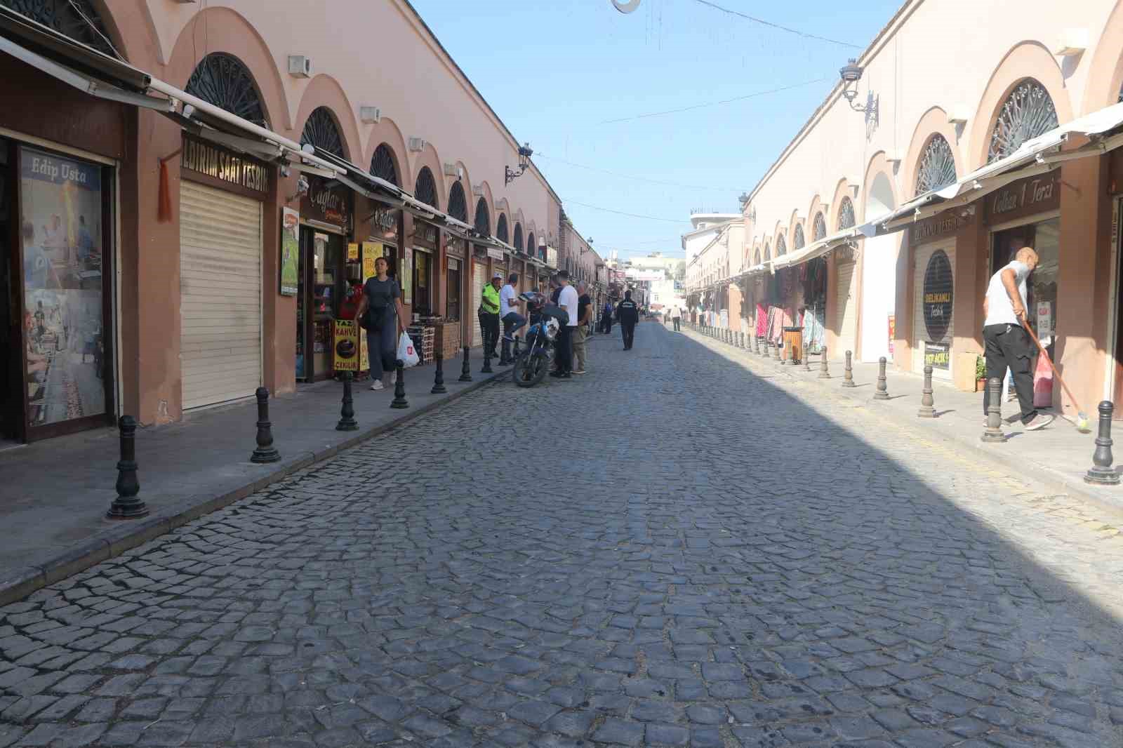 ADANA’DA TARİHİ BÜYÜKSAAT KULESİ’NİN BULUNDUĞU ALİ MÜNİF YEĞENAĞA CADDESİ ARAÇ TRAFİĞİNE KAPATILDI.