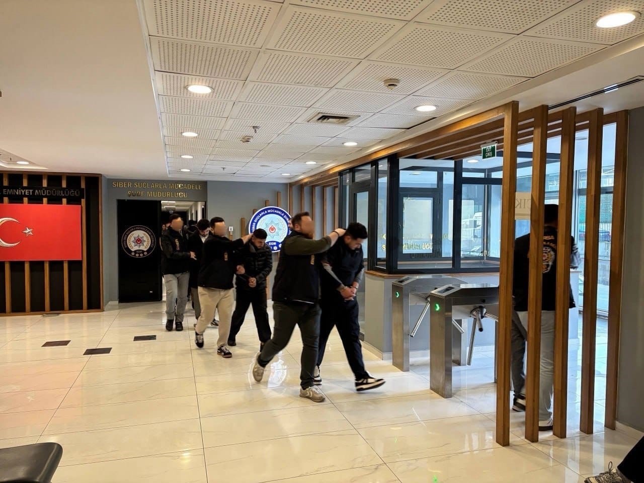 BURSA'DA VATANDAŞLARI BİLİŞİM SİSTEMLERİ ARACILIĞIYLA DOLANDIRDIKLARI BELİRLENEN ŞÜPHELİLERE YÖNELİK DÜZENLENEN OPERASYONDA 7 KİŞİ GÖZALTINA ALINDI. İSTANBUL, İZMİR VE HATAY'DA GERÇEKLEŞTİRİLEN EŞ ZAMANLI OPERASYONLARDA YAKALANAN ŞÜPHELİLERDEN 4'Ü TUTUKLANIRKEN, 3 KİŞİ HAKKINDA ADLİ KONTROL TEDBİRİ UYGULANDI.