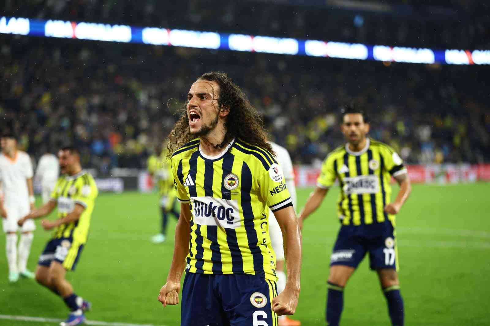 TRENDYOL SÜPER LİG'İN 8. HAFTASINDA FENERBAHÇE, CORENDON ALANYASPOR'U KONUK EDİYOR. MÜCADELENİN İLK YARISI SARI-LACİVERTLİLERİN 1-0'LIK ÜSTÜNLÜĞÜYLE TAMAMLANDI.