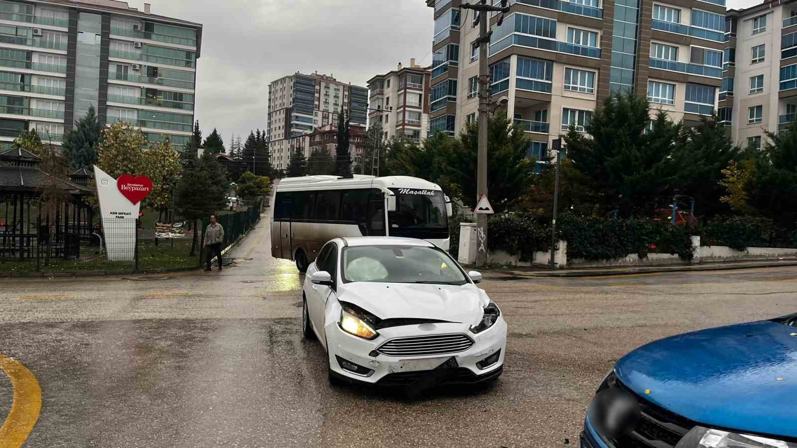 ANKARA’NIN BEYPAZARI İLÇESİNDE KONTROLSÜZ KAVŞAKTA İKİ OTOMOBİL ÇARPIŞTI.