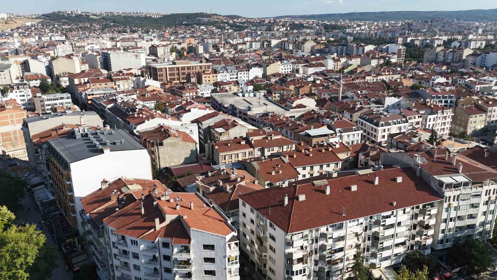 ESKİŞEHİR OSMANGAZİ ÜNİVERSİTESİ (ESOGÜ) GENEL JEOLOJİ ANABİLİM DALI ÖĞRETİM ÜYESİ PROF. DR. ERHAN ALTUNEL, ESKİŞEHİR'DE DEPREM TEHLİKESİ OLDUĞUNU, BUNUN GÖZ ARDI EDİLMEZ BİR GERÇEK OLDUĞUNU BELİRTEREK, "PORSUK ÇAYI ÇEVRESİNDE JEOLOJİK ZEMİN SARSINTIYI TAŞIMAYA YETERLİ DEĞİLSE ÜZERİNDEKİ BİNALAR HASAR GÖRÜRLER" DEDİ.