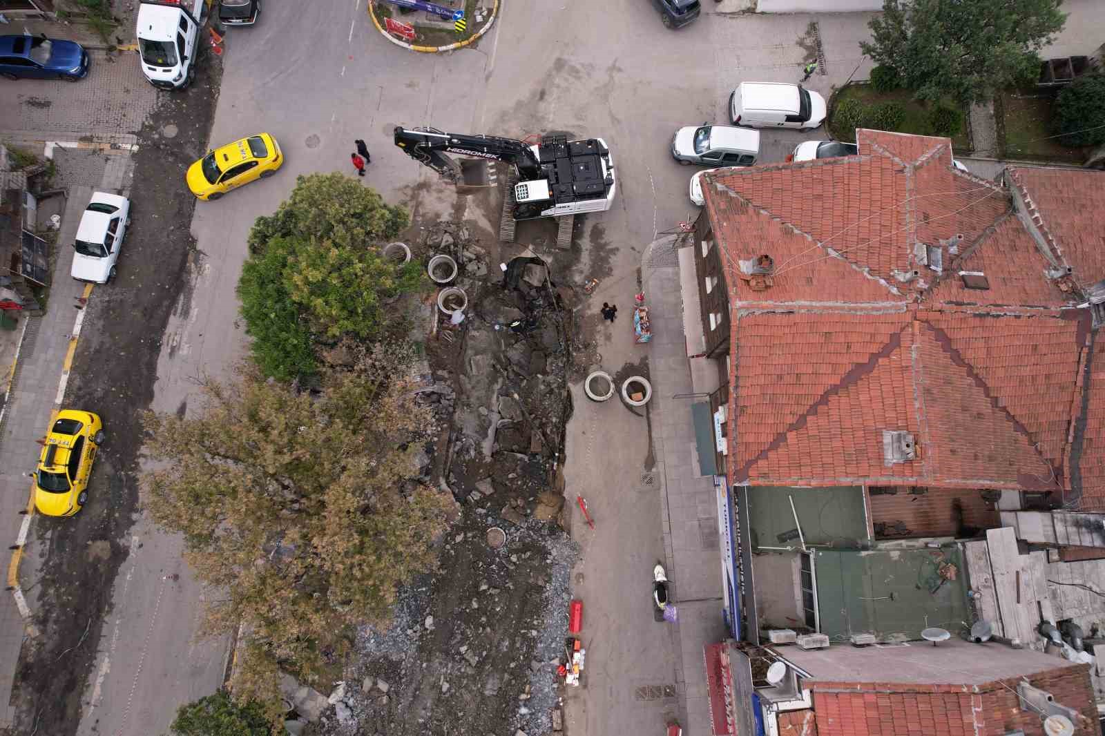 İSTANBUL EYÜPSULTAN’DA DEVAM EDEN ALTYAPI ÇALIŞMALARINDA SABAH SAATLERİNDE KISMİ ÇÖKME MEYDANA GELDİ. ÇÖKMENİN YAŞANDIĞI NOKTA HAVADAN GÖRÜNTÜLENİRKEN, ÇEVRE ESNAFI ÇALIŞMALARIN BİR AN ÖNCE BİTMESİNİ İSTEDİ.