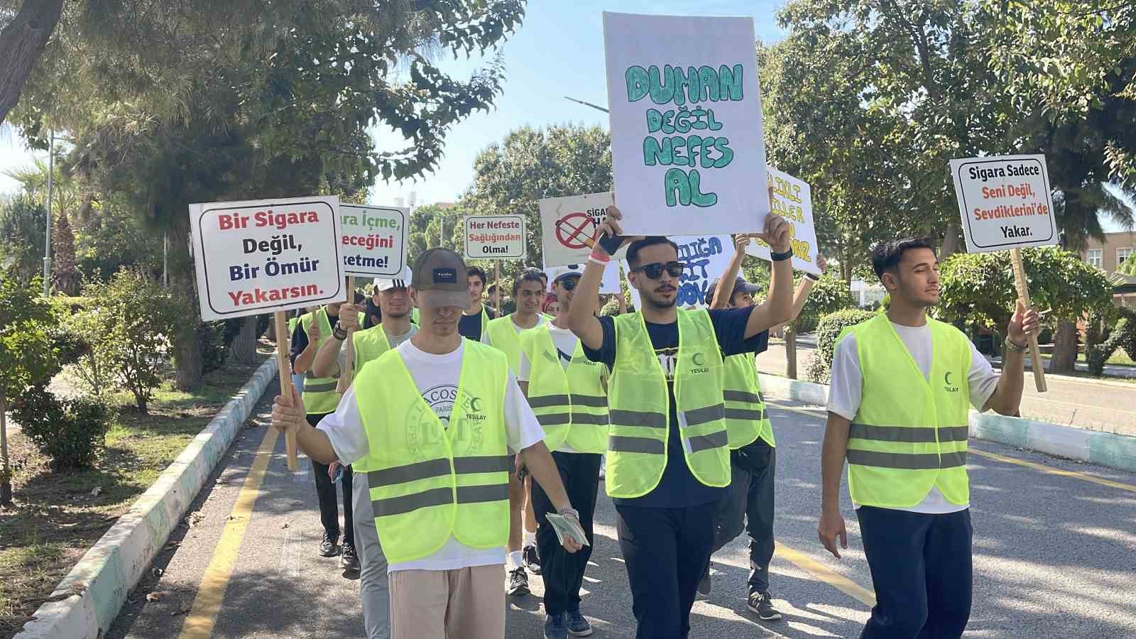 OSMANİYE'DE ÜNİVERSİTE ÖĞRENCİLERİ, BAĞIMLILIKLA MÜCADELEYE DİKKAT ÇEKMEK AMACIYLA ELLERİNDE PANKARTLARLA YÜRÜYÜŞ DÜZENLEYEREK SAĞLIKLI YAŞAM MESAJI VERDİ.