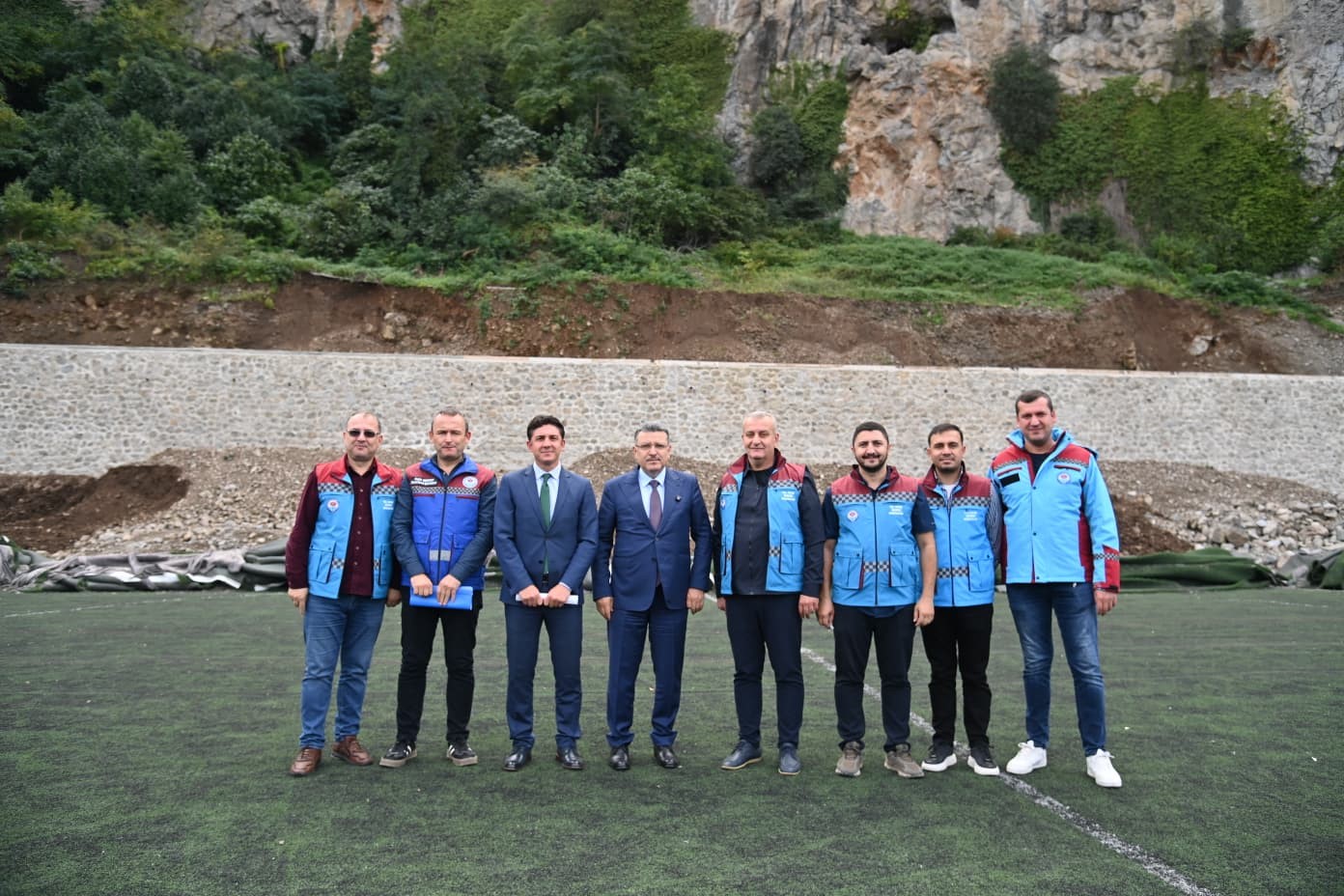 YAPILAN ÇALIŞMALARI YERİNDE İNCELEYEN BÜYÜKŞEHİR BELEDİYE BAŞKANI AHMET METİN GENÇ, TRABZON’UN BİR FUTBOL ŞEHRİ OLDUĞUNU VE KENTİN ÇOCUKLARI İLE GENÇLERİNİN SPORLA BULUŞMASININ BÜYÜK ÖNEM TAŞIDIĞINI SÖYLEDİ.