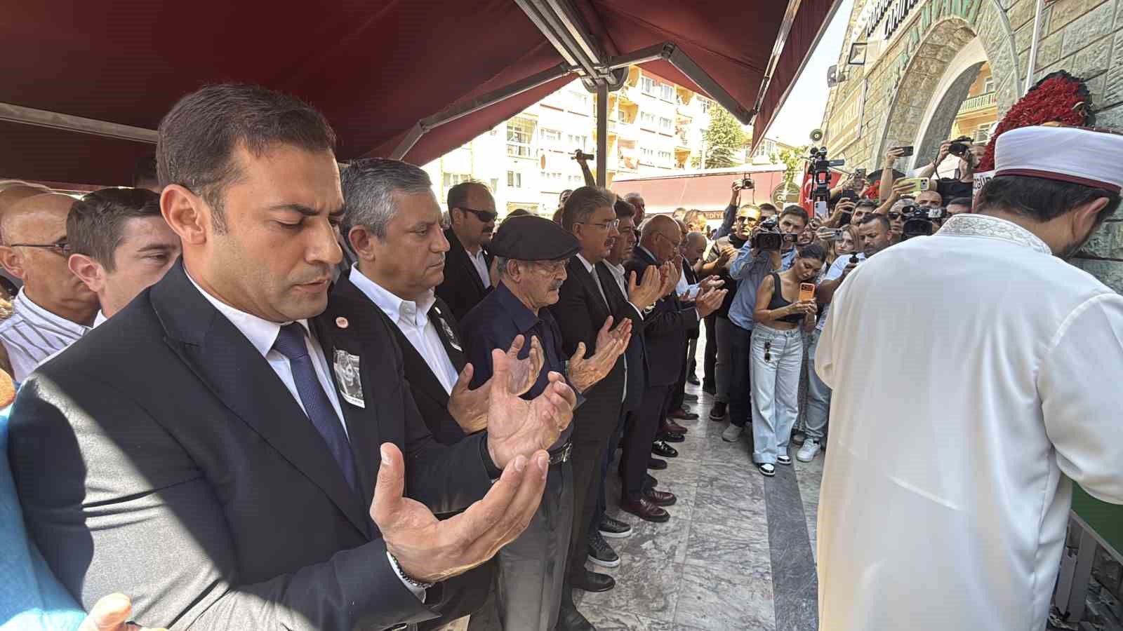 TÖRENE; ESKİŞEHİR VALİSİ DR. ERDİNÇ YILMAZ, ESKİŞEHİR BÜYÜKŞEHİR BELEDİYE BAŞKANI AYŞE ÜNLÜCE, YENİ PARTİ GENEL BAŞKANI ÖZGÜR ÖZEL, YILMAZ BÜYÜKERŞEN, BAZI BELEDİYE BAŞKANLARI, PARTİ TEMSİLCİLERİ VE ÇOK SAYIDA VATANDAŞ KATILDI.