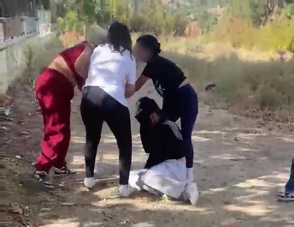 ORTAOKULDA EĞİTİM GÖREN BİR KIZ ÇOCUĞUNUN ÇEŞME ALTINDA ISLATILIP DÖVÜLDÜĞÜ, SAÇINDAN SÜRÜKLENDİĞİ GÖRÜNTÜLER HAYRETE DÜŞÜRDÜ.