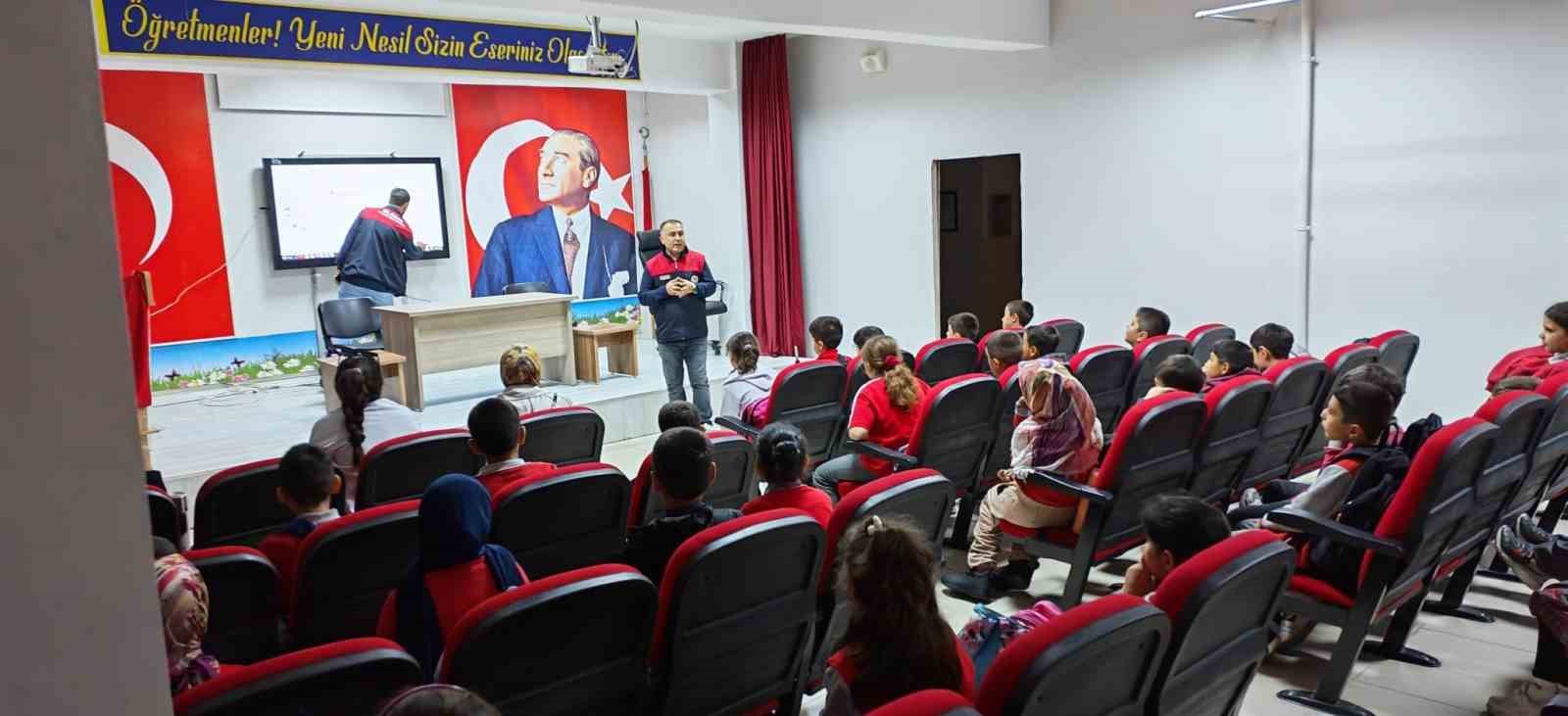 PALU’DA İLKOKUL ÖĞRENCİLERİNE GIDA GÜVENLİĞİ, GIDA VE SU İSRAFININ ÖNLENMESİ KONULARINDA EĞİTİM VERİLDİ. ÖĞRENCİLERE BİLİNÇLİ TÜKETİM, GIDANIN ÜRETİMDEN SOFRAYA YOLCULUĞU VE İSRAFIN ÇEVRESEL ETKİLERİ ANLATILDI