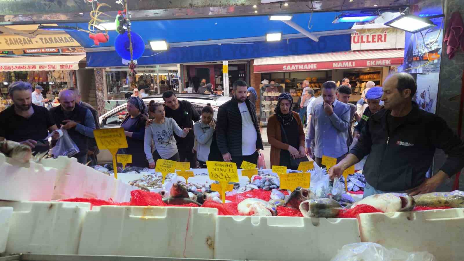 SAMSUN’DA KİLOLUK PALAMUTLARIN ADEDİ 90 TL’DEN SATILIYOR. VATANDAŞLAR UCUZ BALIK ALMAK İÇİN BİRBİRİYLE YARIŞIRKEN, BALIK SATICILARI İSE ALIŞVERİŞİN YOĞUNLUĞU NEDENİYLE DİNLENMEYE FIRSAT BULAMIYOR.