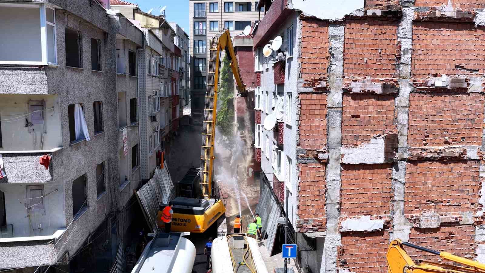 ÇEVRE, ŞEHİRCİLİK VE İKLİM DEĞİŞİKLİĞİ BAKANI MURAT KURUM, İSTANBUL’UN ZEYTİNBURNU İLÇESİ SEYİTNİZAM MAHALLESİ’NDE YARISI BİZDEN KAMPANYASI KAPSAMINDA 3 SOKAKTA EŞ ZAMANLI YÜRÜTÜLEN KENTSEL DÖNÜŞÜM ÇALIŞMALARINA İLİŞKİN GÖRÜNTÜLERİ PAYLAŞTI.