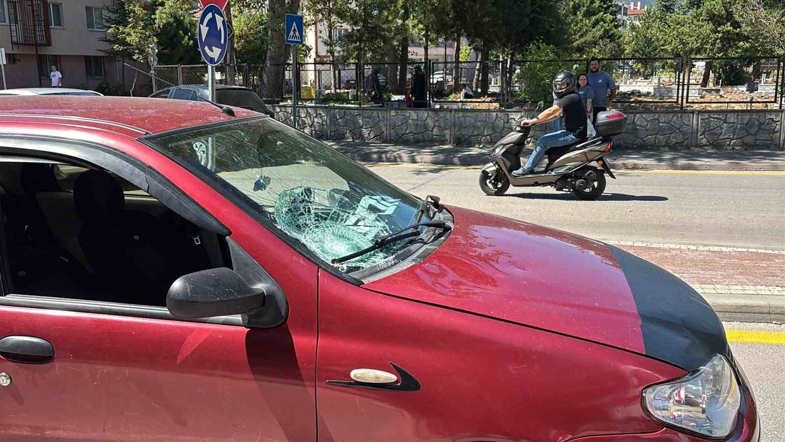 BOLU’DA YOLUN KARŞISINA GEÇMEYE ÇALIŞAN YAŞLI ADAM, OTOMOBİLİN ÇARPMASI SONUCU YARALANDI.