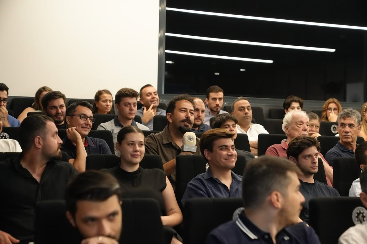 DENİZLİ SANAYİ ODASI (DSO), DÜNYADA HIZLA DEĞİŞEN EKONOMİK, TOPLUMSAL VE TEKNOLOJİK DİNAMİKLERİ İŞ DÜNYASININ GÜNDEMİNE TAŞIDI. "YAPAY ZEKÂ ÇAĞINDA İNSAN, TOPLUM VE GELECEK" ETKİNLİĞİNDE STRATEJİST VE FUTUREBRİGHT GROUP KURUCUSU AKAN ABDULA KONUK OLDU. DSO YÖNETİM KURULU, YÜKSEK İSTİŞARE KURULU VE MECLİS ÜYELERİNİN YANI SIRA FARKLI SEKTÖRLERDEN SANAYİCİLER VE İŞ DÜNYASI TEMSİLCİLERİNİN KATILDIĞI PROGRAMDA, YAPAY ZEKÂNIN SANAYİ VE EKONOMİNİN YANI SIRA TOPLUM VE İNSAN KAYNAĞI ÜZERİNDEKİ ETKİLERİ DEĞERLENDİRİLDİ.