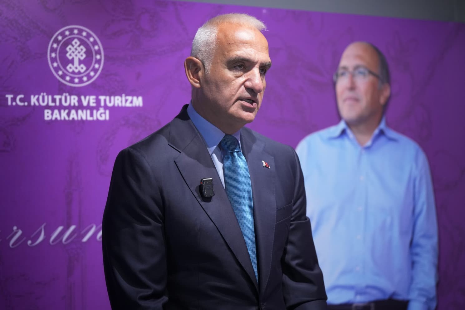 DURSUN’UN TARİHİ MİLLETİN HAFIZASI, KÜLTÜRÜ İSE BU HAFIZANIN DİLİ OLARAK ELE ALDIĞINI İFADE EDEN BAKAN ERSOY, BU DEĞERLERİN GELECEĞE ULAŞMASININ TEMİNATI OLARAK GENÇLERE GÜVENDİĞİNİ SÖYLEDİ.