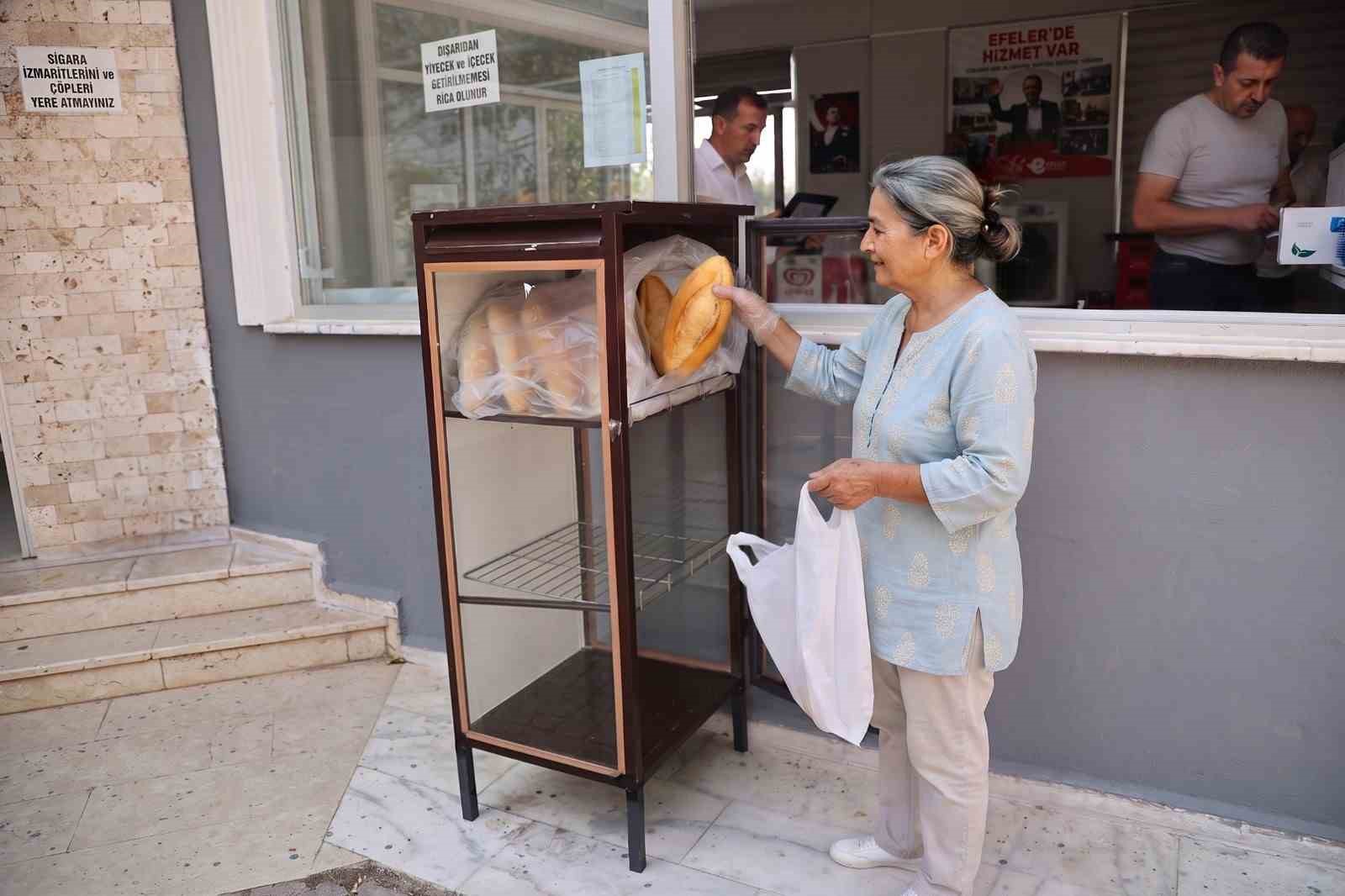 EFELER BELEDİYESİ’NİN SOSYAL BELEDİYECİLİK ÇALIŞMALARI KAPSAMINDA HAYATA GEÇİRİLEN EFE EKMEK, 200 GRAMLIK EKMEKLERİ 12,50 TL’DEN VATANDAŞLARLA BULUŞTURARAK AİLE BÜTÇESİNE KATKI SAĞLIYOR.