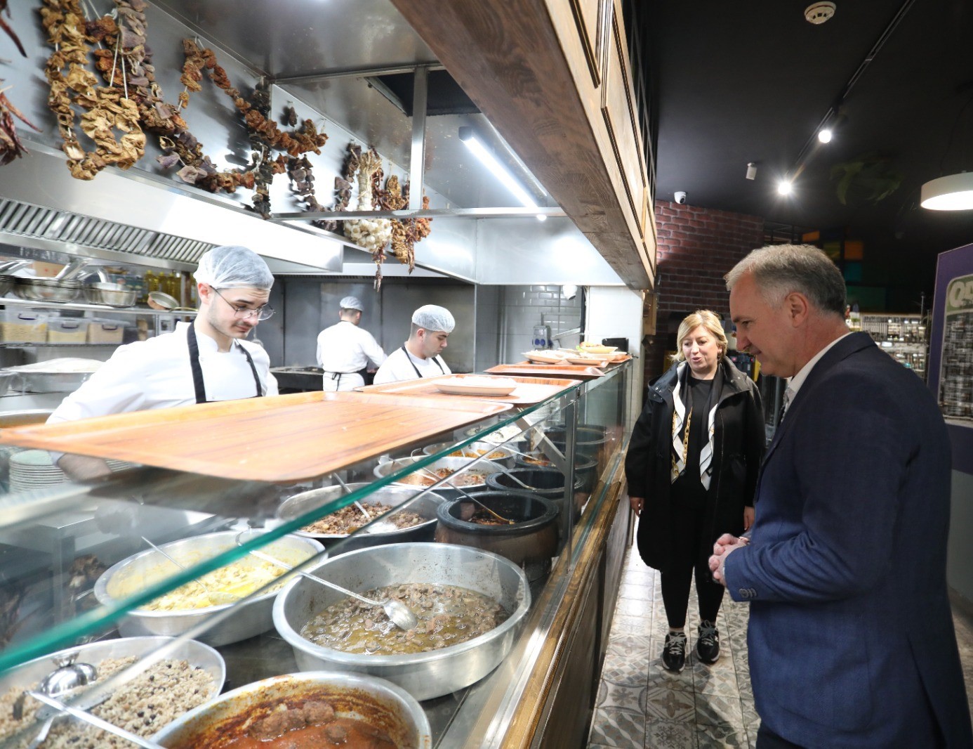 İNEGÖL BELEDİYESİ’NİN GASTRONOMİ MARKALARINDAN GASTRO İNEGÖL, TARIM VE ORMAN BAKANLIĞI TARAFINDAN HAYATA GEÇİRİLEN AYRINTILI MENÜ UYGULAMASINA HIZLICA UYUM SAĞLAYARAK TEMMUZ AYI İTİBARIYLA MENÜLERİNDE UYGULAMAYI BAŞLATTI. GASTRO İNEGÖL, İNEGÖL’DE BU UYGULAMAYI HAYATA GEÇİREN İLK İŞLETME OLDU.