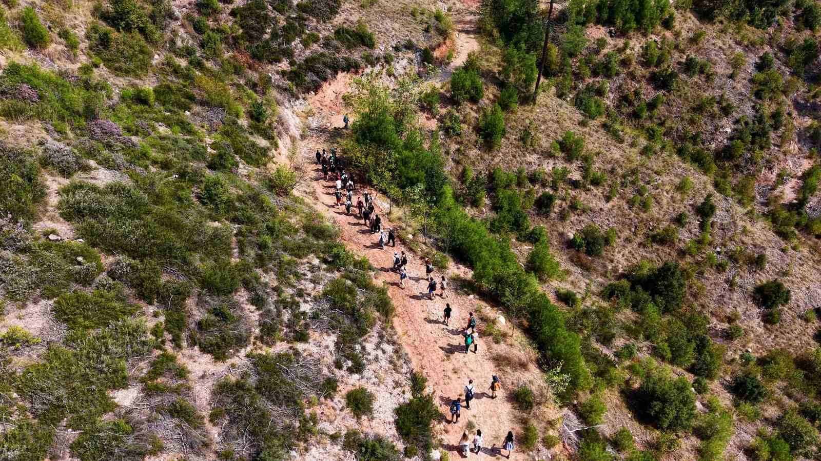 MERSİN’İN TARSUS İLÇESİNDE DÜZENLENEN DOĞA YÜRÜYÜŞÜNDE YAKLAŞIK 100 DOĞASEVER, KURTÇUKURU KANYONUNDA 8 KİLOMETRELİK PARKURU TAMAMLADI.