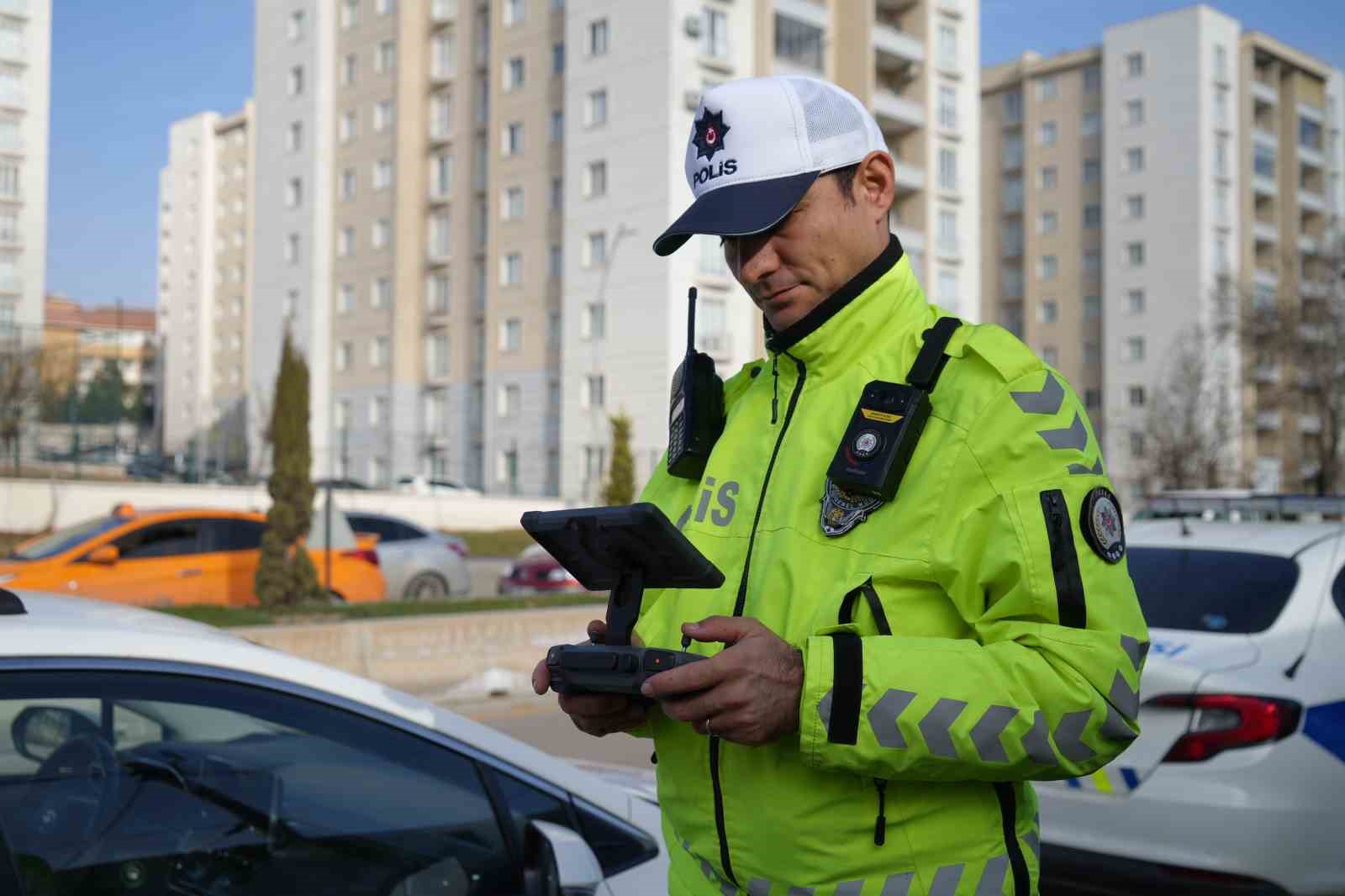 KIRIKKALE'DE TRAFİK DENETİMİNİ FARK EDEN SÜRÜCÜNÜN, ARAÇTAKİ YOLCUYLA YER DEĞİŞTİRDİĞİ ANLAR DRON KAMERASIYLA GÖRÜNTÜLENDİ