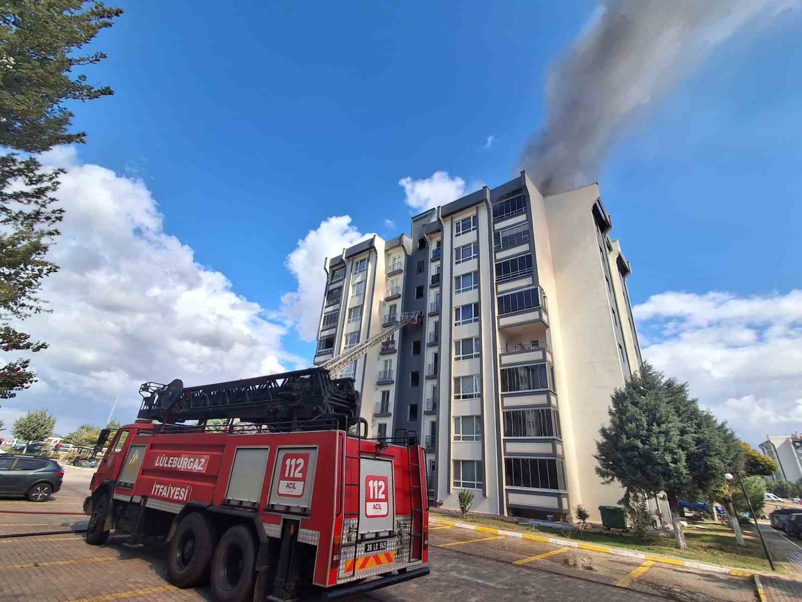 LÜLEBURGAZ İLÇESİNDE BİR BİNANIN ÇATISINDA ÇIKAN YANGINDA ALEVLER METRELERCE YÜKSELDİ.