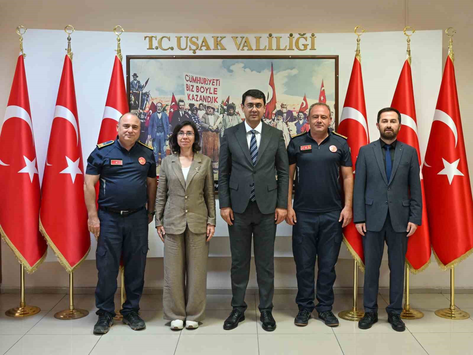 UŞAK'TA YANGINDAN KORUNMA VE İTFAİYECİLİK HAFTASI DOLAYISIYLA BELEDİYE BAŞKAN VEKİLİ HATİCE TEREKECİ ÖZKAN VE İTFAİYE PERSONELİ, VALİ SERDAR KARTAL'I ZİYARET ETTİ.