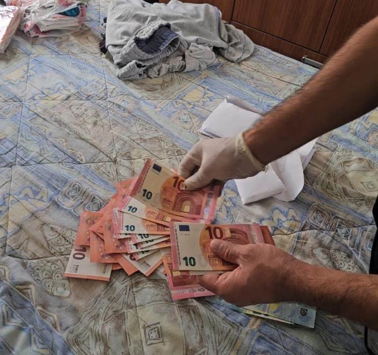 MUĞLA'NIN BODRUM İLÇESİNDE BİR RUS İŞ ADAMINA AİT LÜKS YATIN GİRİŞ İŞLEMLERİ ÜZERİNDEN RÜŞVET İSTENDİĞİ İDDİASIYLA DÜZENLENEN OPERASYONDA, SERİ NUMARALARI ALINAN PARALARLA LİMAN BAŞKANINA SUÇÜSTÜ YAPILDI.