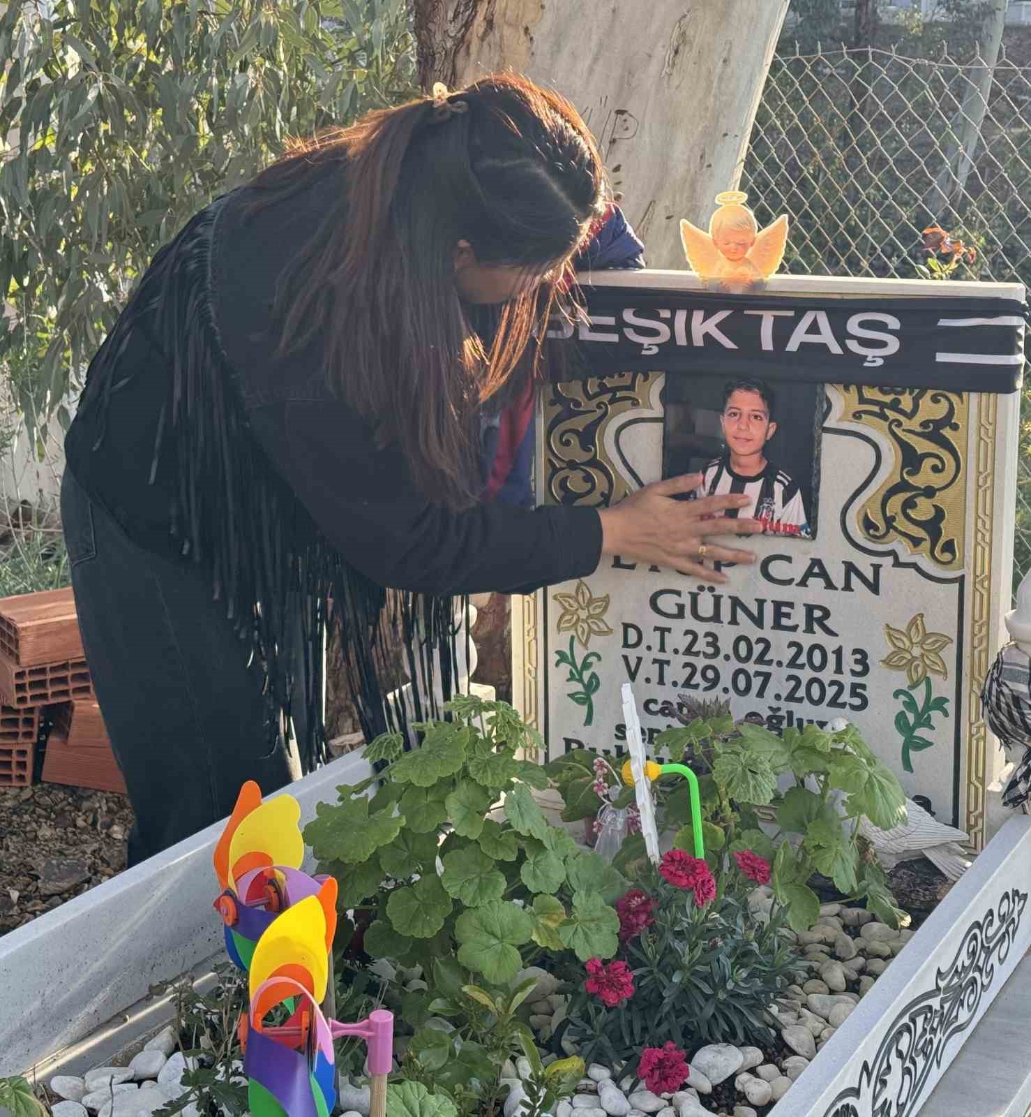 MERSİN'İN ANAMUR İLÇESİNDE 15 AY ÖNCE YAŞANAN KOVALAMACA SONRASINDA DÜŞTÜĞÜ İLERİ SÜRÜLEREK BİR PASAJDA ÖLÜ BULUNAN 12 YAŞINDAKİ EYÜP CAN İLE İLGİLİ DAVA DEVAM ETTİ. ANNE GÜLLÜ CAN OĞLUNUN MEZARINDA AÇIKLAMADA BULUNMUŞTU.