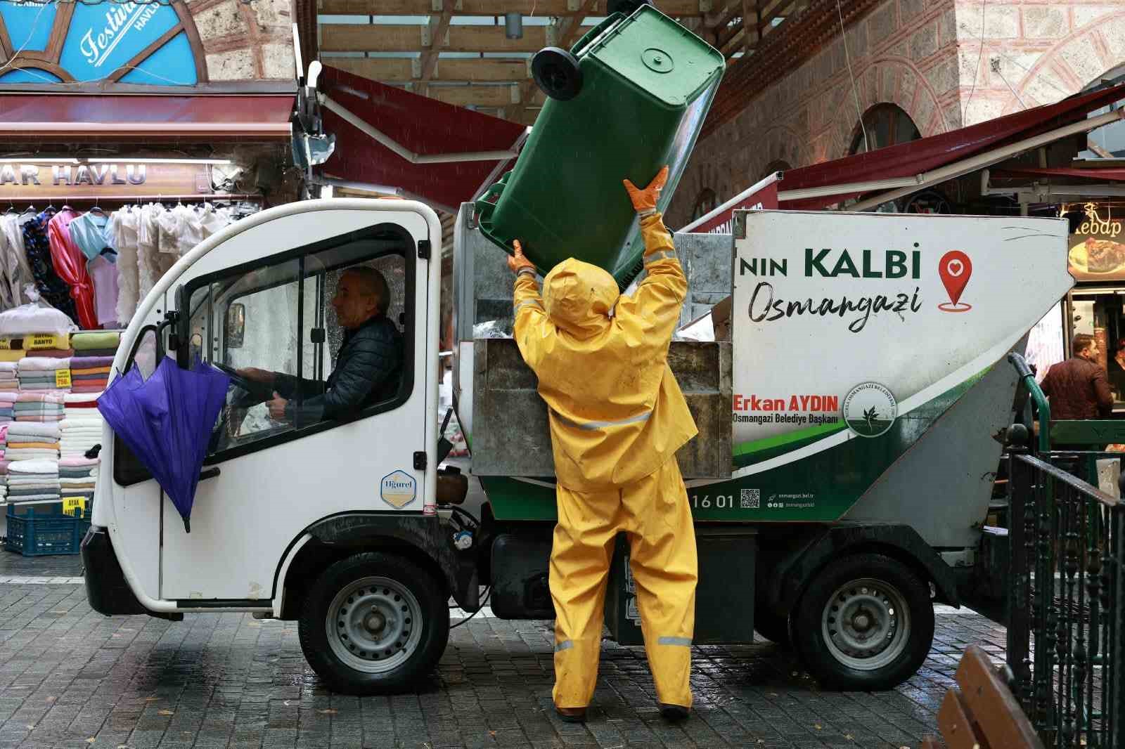 OSMANGAZİ BELEDİYESİ, İLÇENİN 136 MAHALLESİNDE TEMİZLİK ÇALIŞMALARINI 7 GÜN 24 SAAT KESİNTİSİZ SÜRDÜRÜYOR. YAĞMUR, ÇAMUR DEMEDEN GERÇEKLEŞTİRİLEN ÇALIŞMALARLA OSMANGAZİ’NİN EN İŞLEK CADDELERİNDEN EN UZAK MAHALLELERİNE KADAR CADDE VE SOKAKLARIN TEMİZ TUTULMASI SAĞLANIYOR.