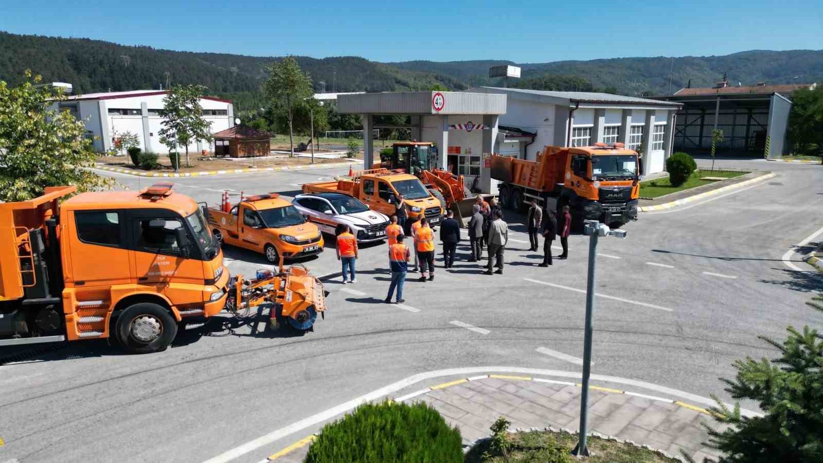 DÜZCE VALİSİ MEHMET MAKAS, KARAYOLLARI 4. BÖLGE MÜDÜRLÜĞÜ KAYNAŞLI BAKIM VE İŞLETME ŞEFLİĞİ’NDE YÜRÜTÜLEN ÇALIŞMALAR HAKKINDA BİLGİ ALDI.
