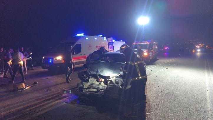 HATAY'DA 2 OTOMOBİLİN ÇARPIŞMASI SONUCU YAŞANAN TRAFİK KAZASINDA 3’Ü AĞIR 5 KİŞİ YARALANDI.