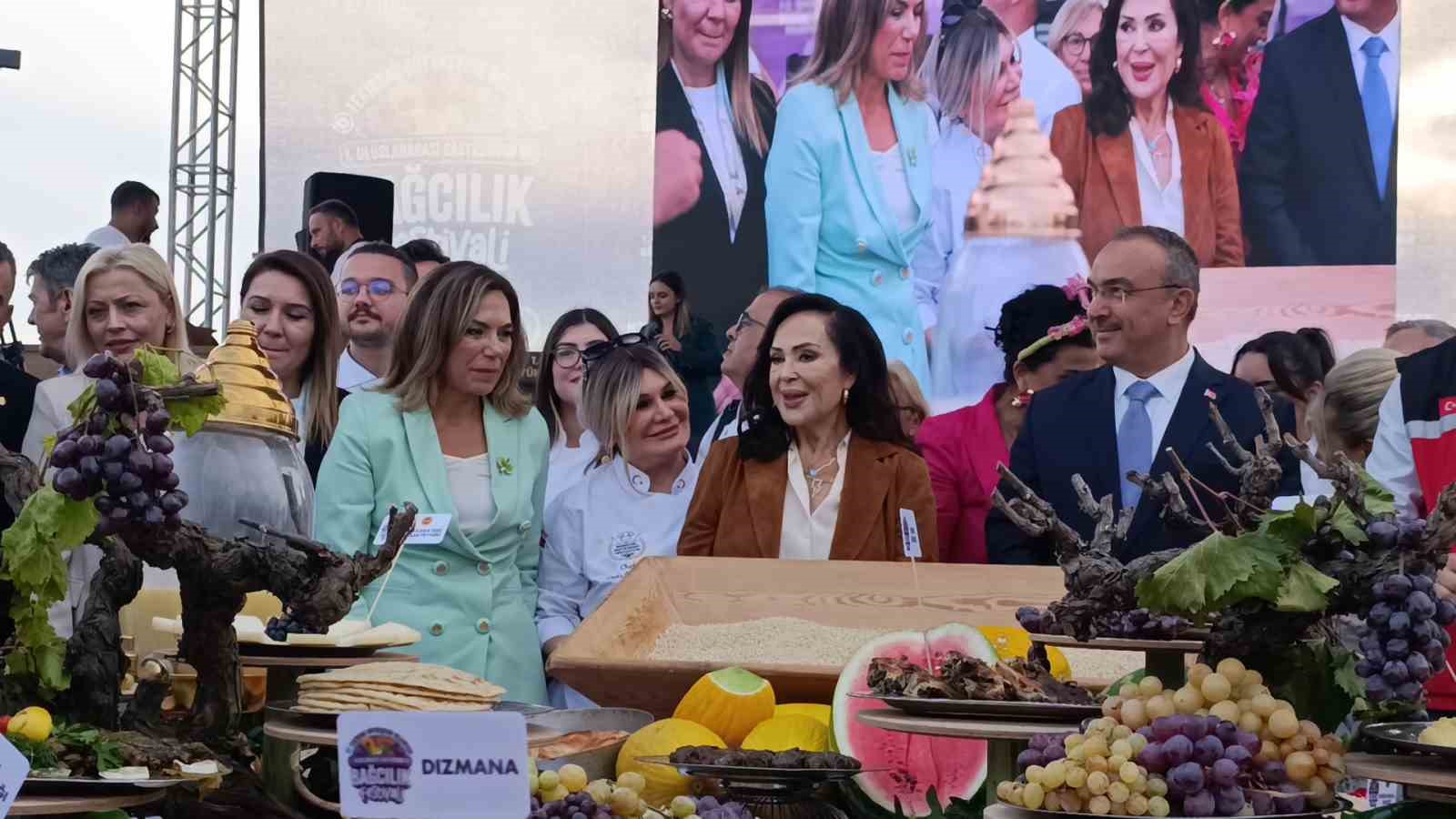 TEKİRDAĞ BÜYÜKŞEHİR BELEDİYESİ TARAFINDAN BU YIL İLK KEZ DÜZENLENEN 1. ULUSLARARASI GASTRONOMİ VE BAĞCILIK FESTİVALİ, BİRBİRİNDEN RENKLİ ETKİNLİKLERE SAHNE OLURKEN, FESTİVALİN EN DİKKAT ÇEKEN KONUKLARINDAN BİRİ TÜRK SİNEMASININ EFSANE İSMİ TÜRKAN ŞORAY OLDU. "SULTAN" LAKAPLI ÜNLÜ OYUNCU, TEKİRDAĞ’IN YÖRESEL LEZZETLERİNİN TANITILDIĞI FESTİVAL ALANINDA ADETA SULTAN SOFRASINA KONUK OLDU.