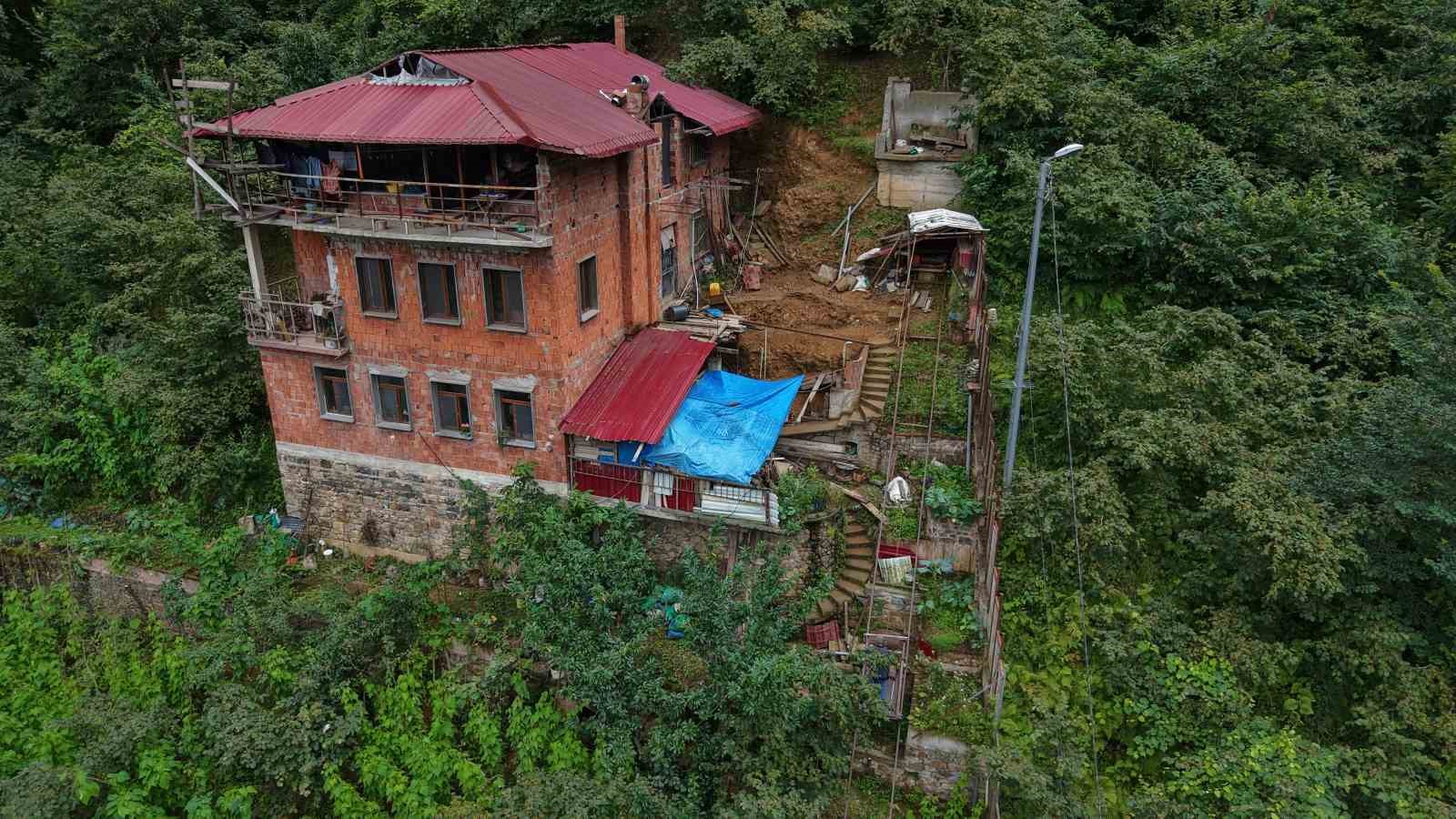 TRABZON'UN KÖPRÜBAŞI İLÇESİNDE YAŞAYAN 78 YAŞINDAKİ HÜSEYİN KADIOĞLU, YOLU BULUNMAYAN EVİNE KENDİ İMKANLARIYLA 120 METRE UZUNLUĞUNDA RAYLI ULAŞIM SİSTEMİ KURDU.