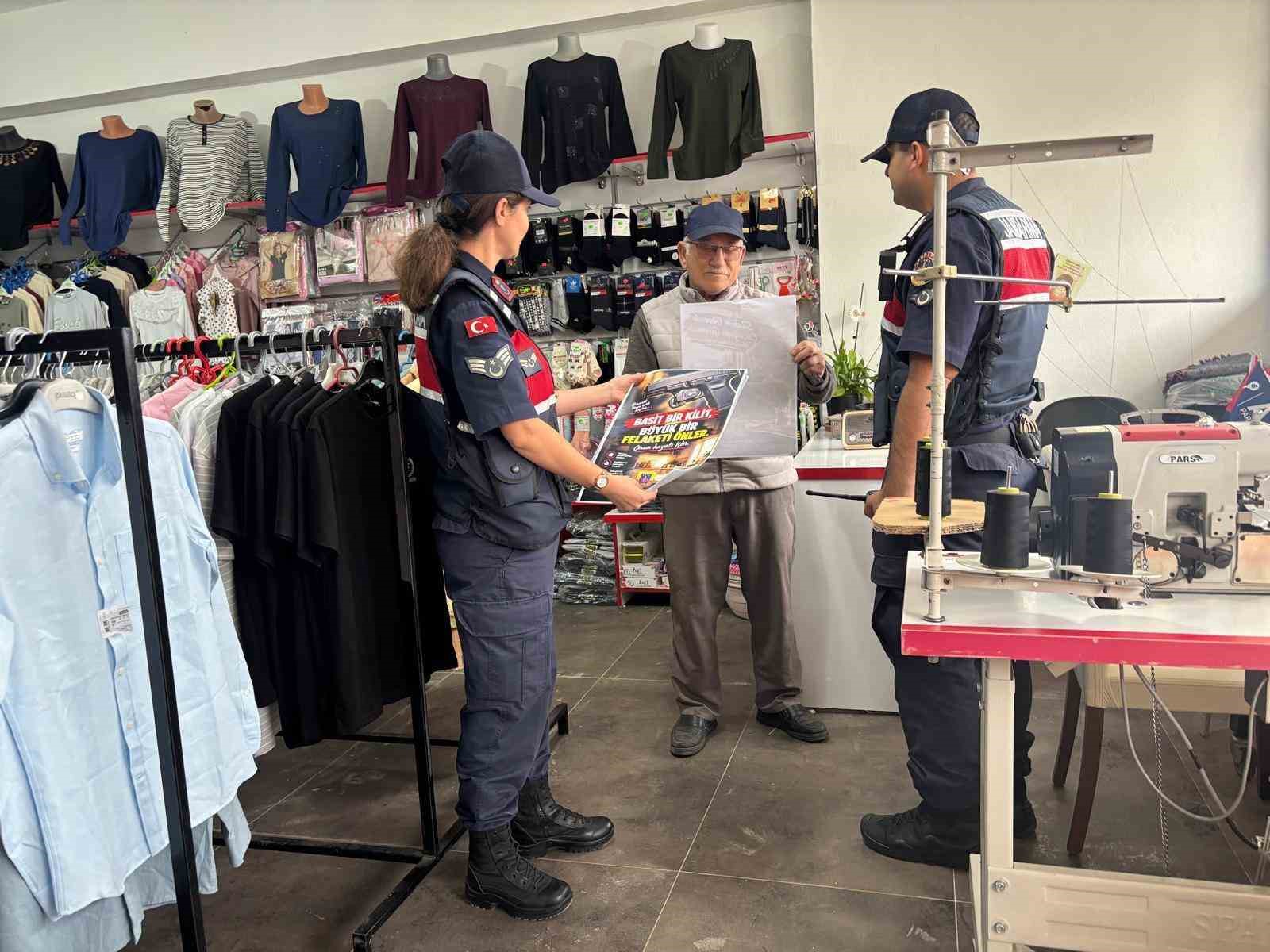 TOKAT İL JANDARMA KOMUTANLIĞI EKİPLERİ, ÇOCUKLARIN SİLAHLARA ERİŞİMİNİ ÖNLEMEK VE AİLELERİ GÜVENLİ SİLAH MUHAFAZASI KONUSUNDA BİLİNÇLENDİRMEK AMACIYLA BROŞÜR DAĞITTI.