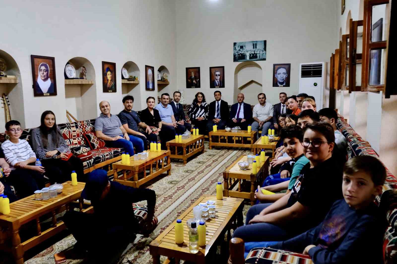 CİZRE, "BİZİM GÖK KUBBEMİZ" PROJESİ KAPSAMINDA EĞİTİM HEYETİ VE MİSAFİR ÖĞRENCİLERİ AĞIRLADI. CİZRE DENGBÊJ EVİ’Nİ VE İLÇENİN TARİHİ MEKÂNLARINI ZİYARET EDEN HEYET, KENTİN ASIRLIK KÜLTÜR GELENEĞİNİ YERİNDE DENEYİMLEDİ.