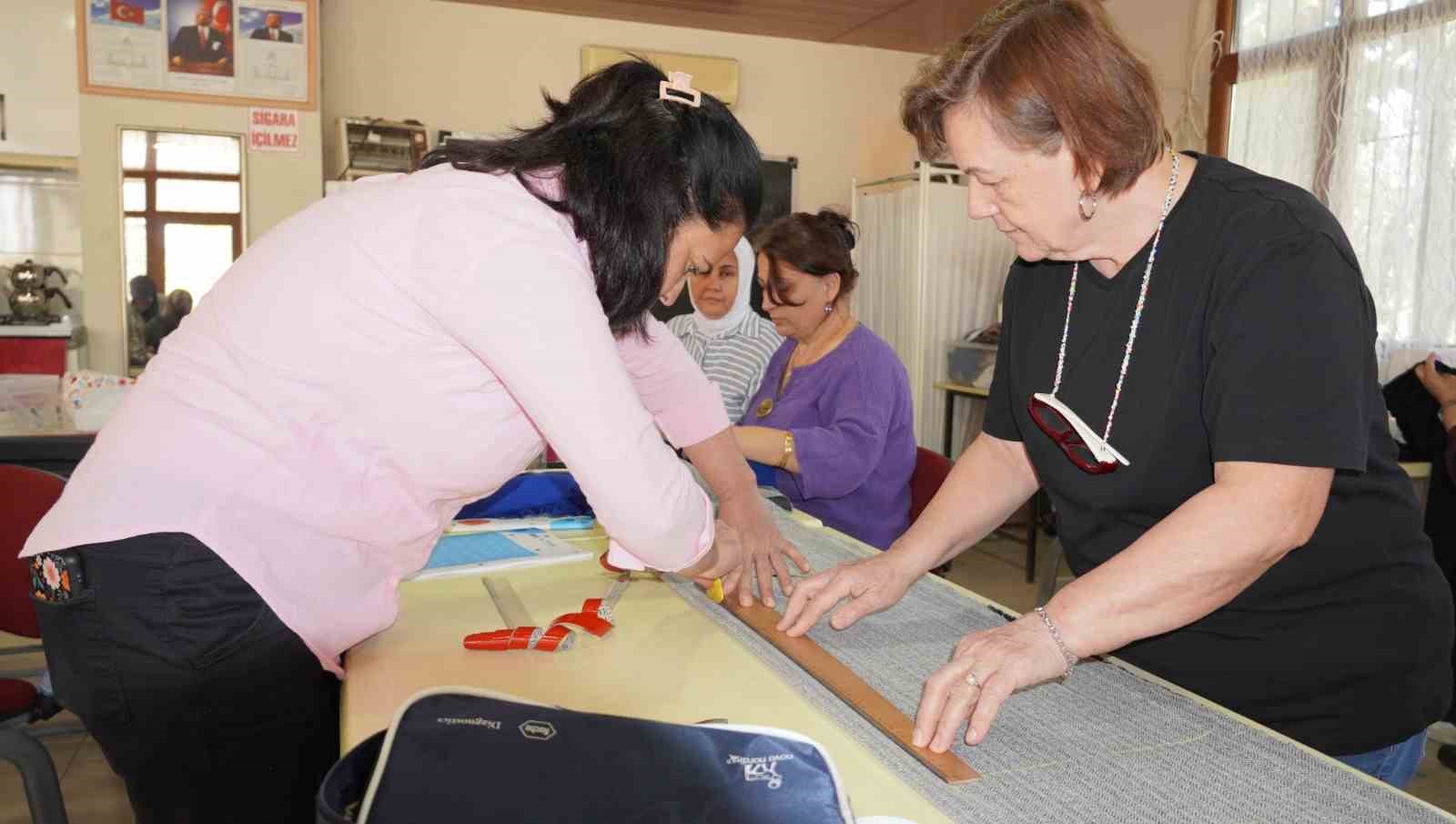 MANİSA’NIN YUNUSEMRE İLÇESİNDE YAKLAŞIK 10 YILDIR KULLANILMAYAN SOSYAL TESİS, DİKİŞ NAKIŞ KURSLARIYLA EĞİTİM YUVASINA DÖNÜŞTÜ. GÜZELYURT MAHALLESİ’NDE GEÇEN YIL BAŞLATILAN KURSLARDA 150 KADIN EĞİTİM ALIRKEN, YENİ EĞİTİM DÖNEMİNDE DE 40 KADIN KURSİYER TERZİLİK ÖĞRENMEYE BAŞLADI. KURSLAR SAYESİNDE KADINLAR HEM MESLEK SAHİBİ OLMA YOLUNDA İLERLİYOR HEM DE SOSYALLEŞEREK YENİ BİR ÇEVRE EDİNİYOR.