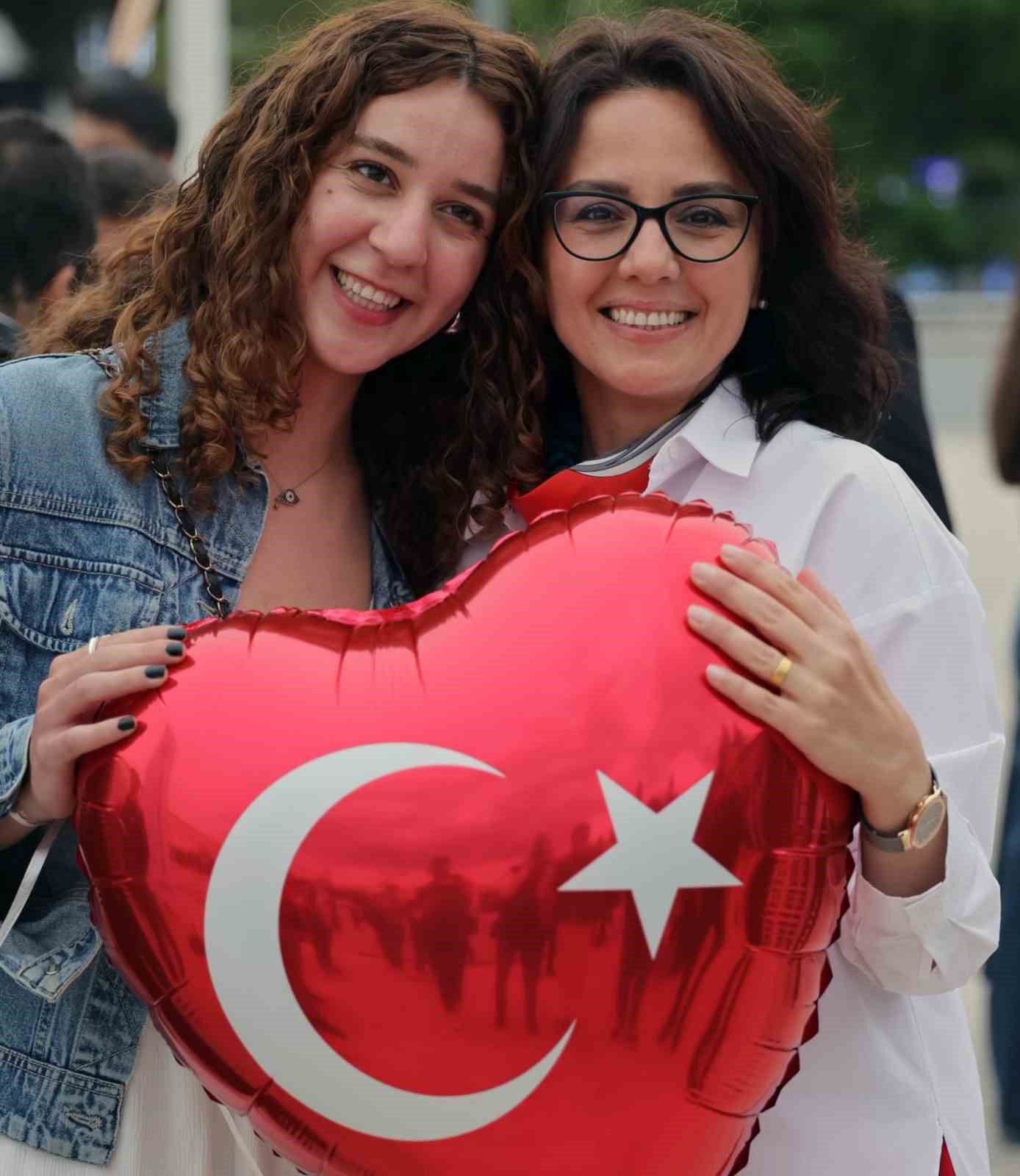 MENTEŞE BELEDİYESİ, 30 AĞUSTOS ZAFER BAYRAMI ÖNCESİNDE ‘HER HANEYE BİR BAYRAK, HER PENCEREDE AYNI GURUR’ KAMPANYASI BAŞLATIYOR.