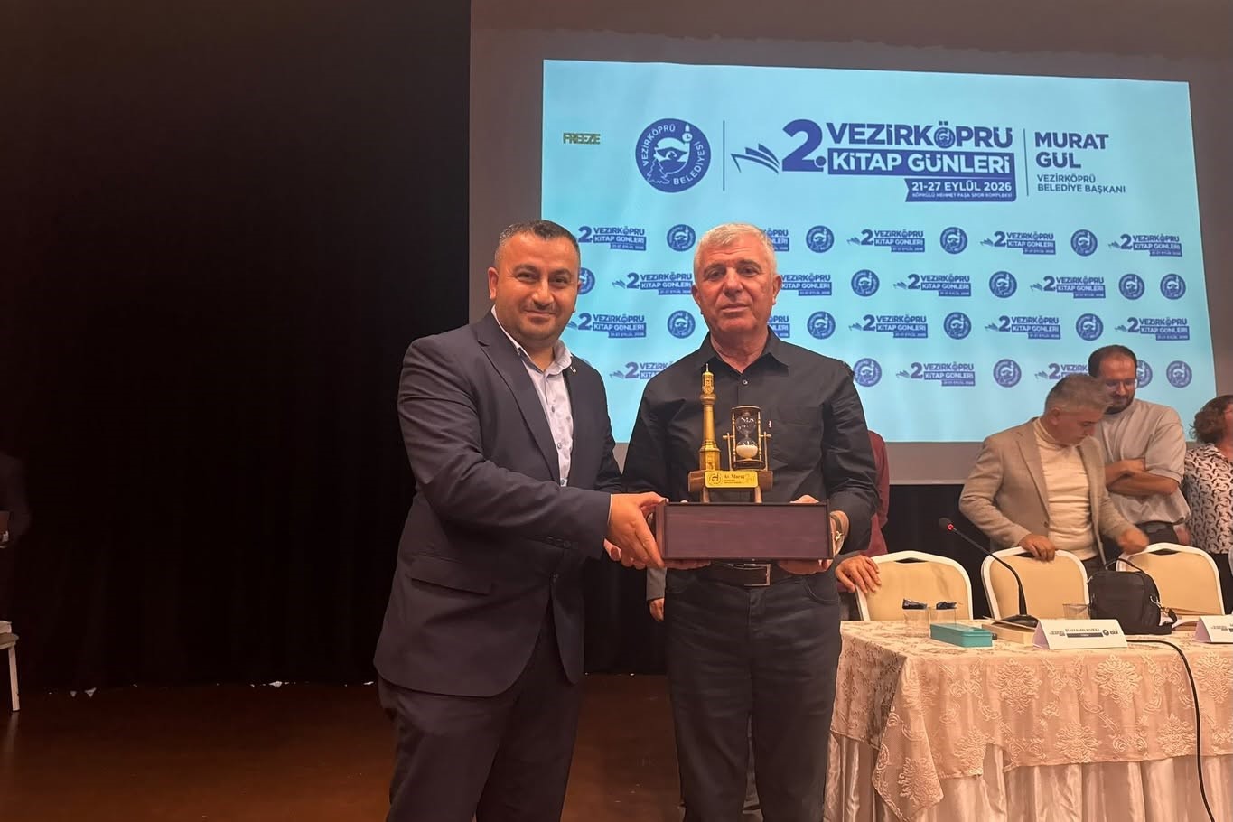 SAMSUN’UN VEZİRKÖPRÜ İLÇESİNDE DÜZENLENEN EĞİTİMCİ YAZARLAR, DÜZENLENEN SÖYLEŞİDE VATANDAŞLARLA BULUŞTU.