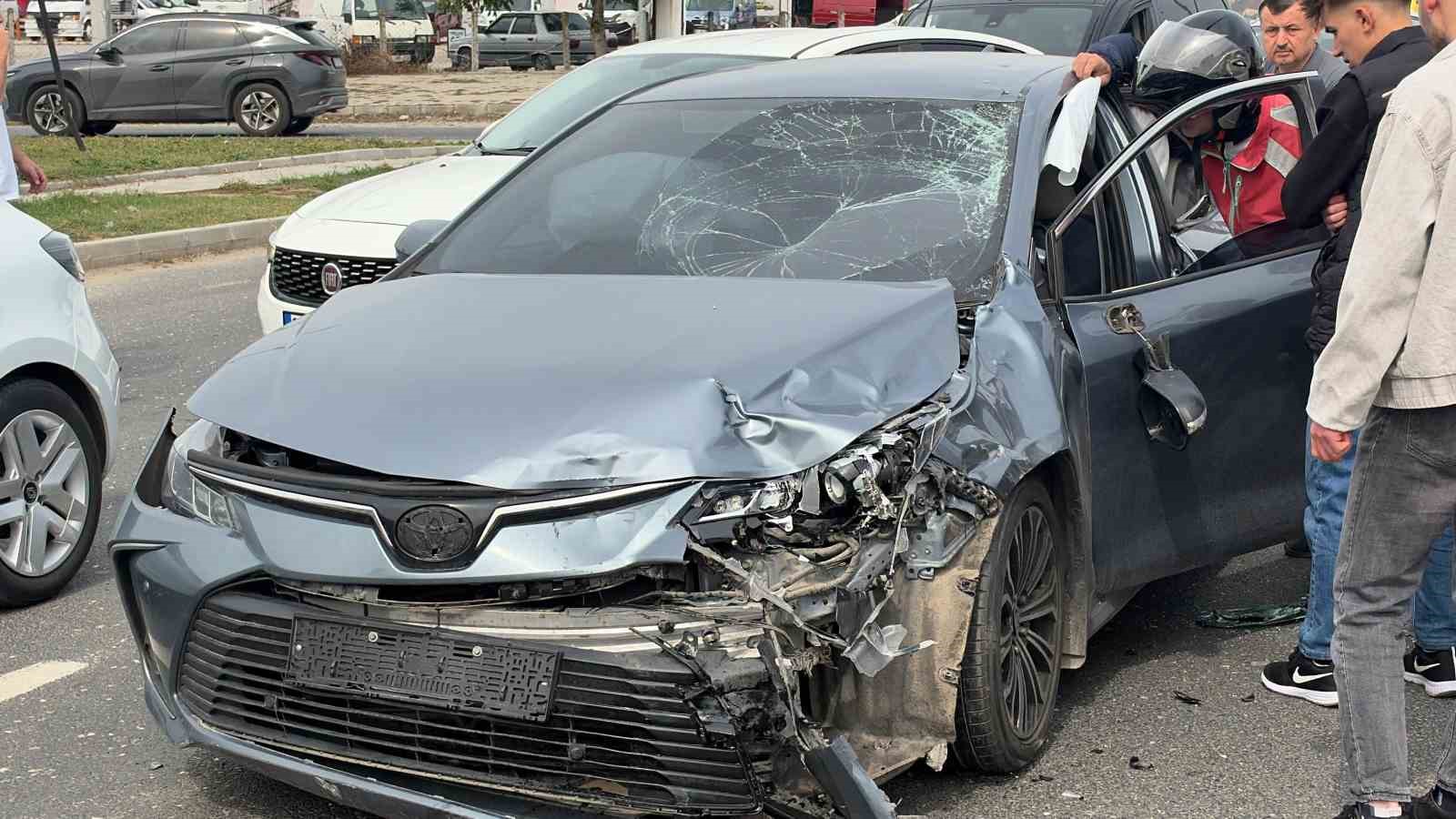 DÜZCE’DE MOTOSİKLET İLE OTOMOBİLİN ÇARPIŞMASI SONUCU MEYDANA GELEN TRAFİK KAZASINDA 2’Sİ AĞIR 3 KİŞİ YARALANDI.