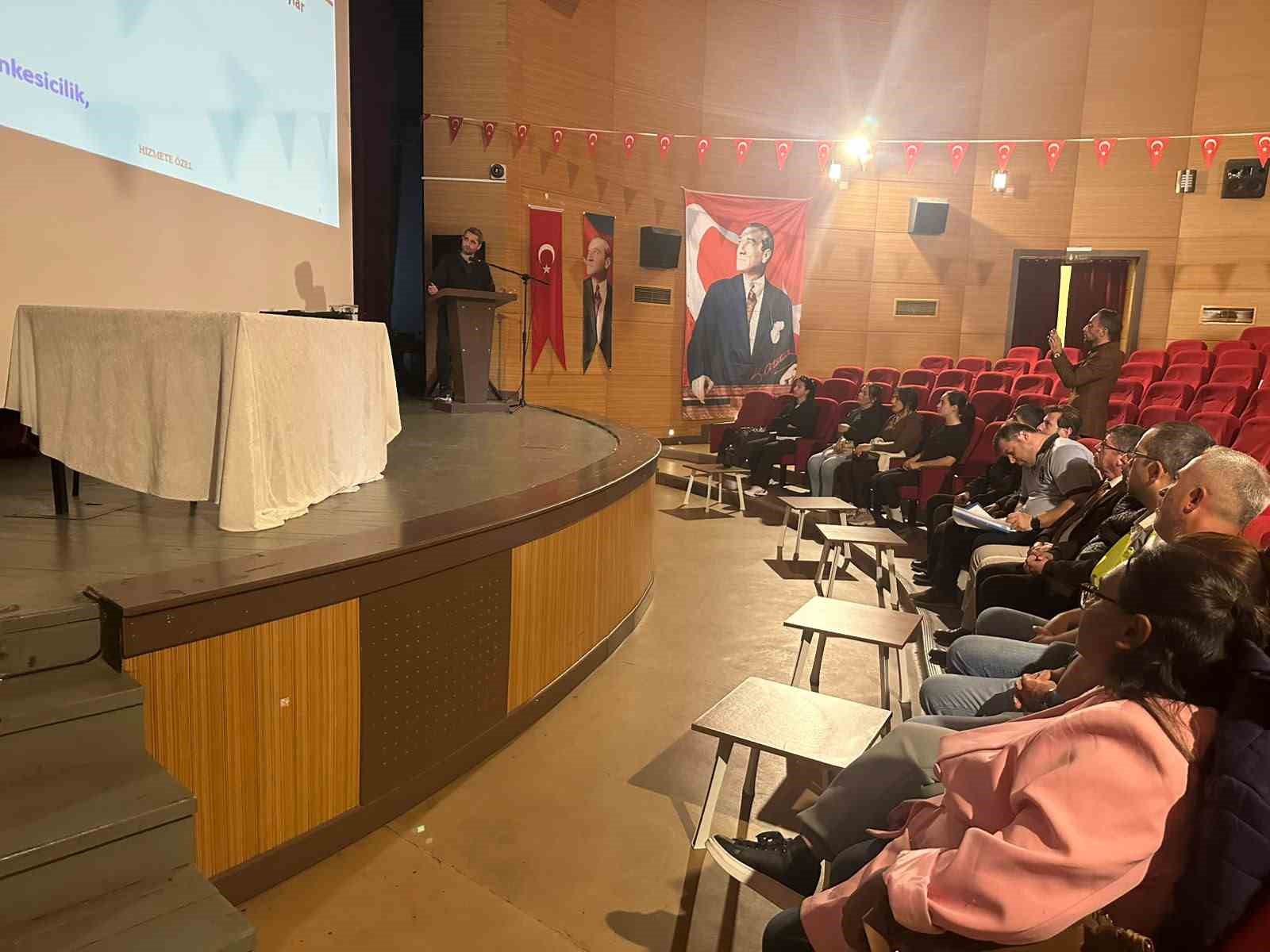 MURATLI KÜLTÜR MERKEZİ KONFERANS SALONU’NDA GERÇEKLEŞTİRİLEN EĞİTİME, İLÇE GENELİNDEKİ OKUL BAHÇE GÖREVLİLERİNİN YANI SIRA MURATLI İLÇE MİLLİ EĞİTİM MÜDÜRÜ MUSTAFA ÖZ DE KATILDI.