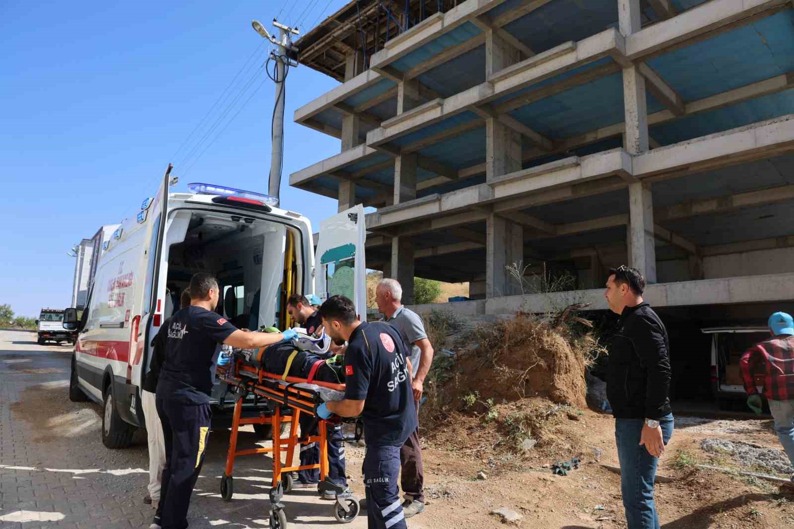 İLK MÜDAHALESİ OLAY YERİNDE YAPILAN YARALI, AMBULANSLA HASTANEYE KALDIRILARAK TEDAVİ ALTINA ALINDI.